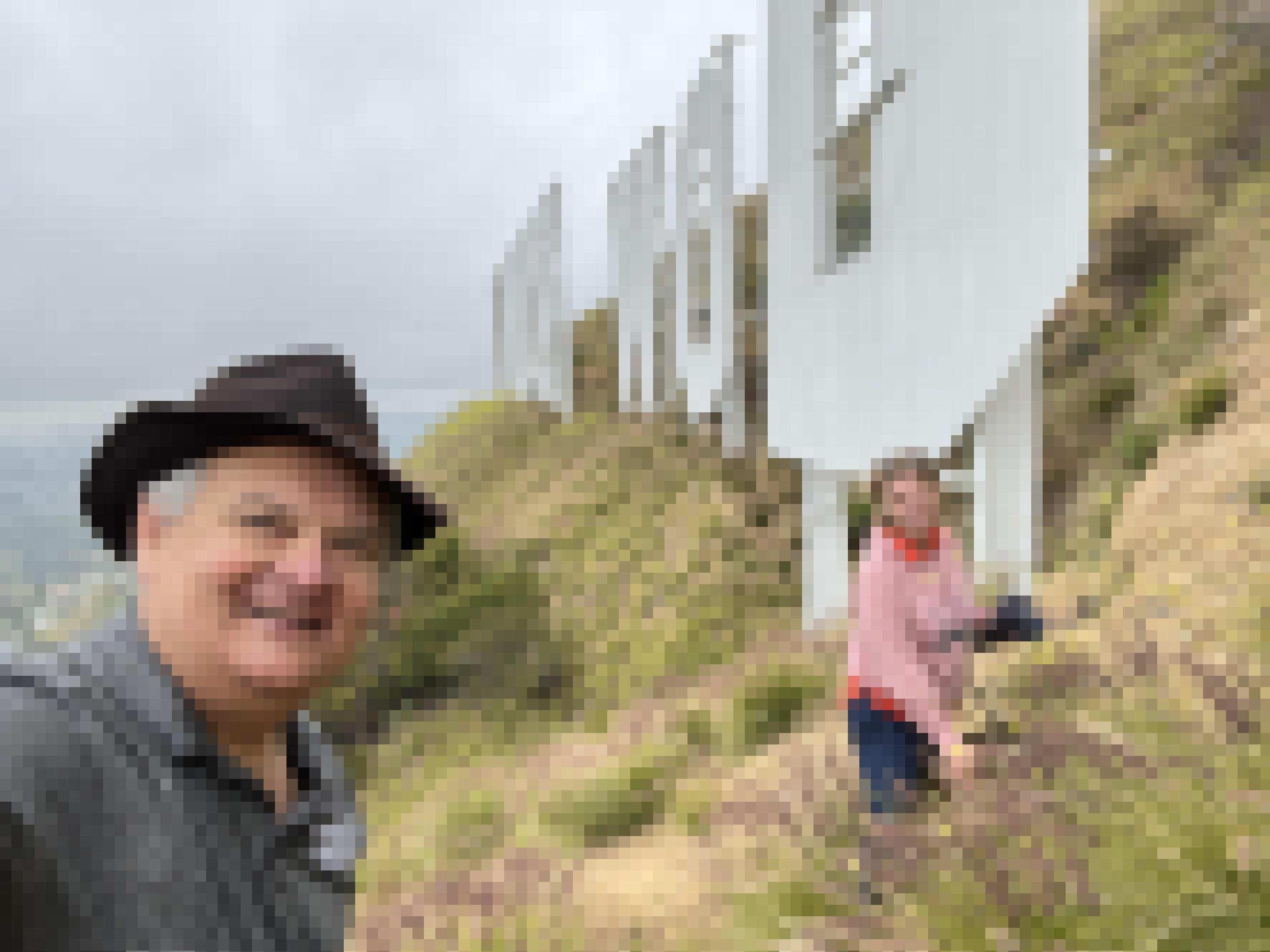 Selfie am Abhang mit dem Hollywood Schriftzug, im Vordergrund ein lächelnder Mann mit Hut, dahinter die Reporterin und die 20 Meter hohen Buchstaben