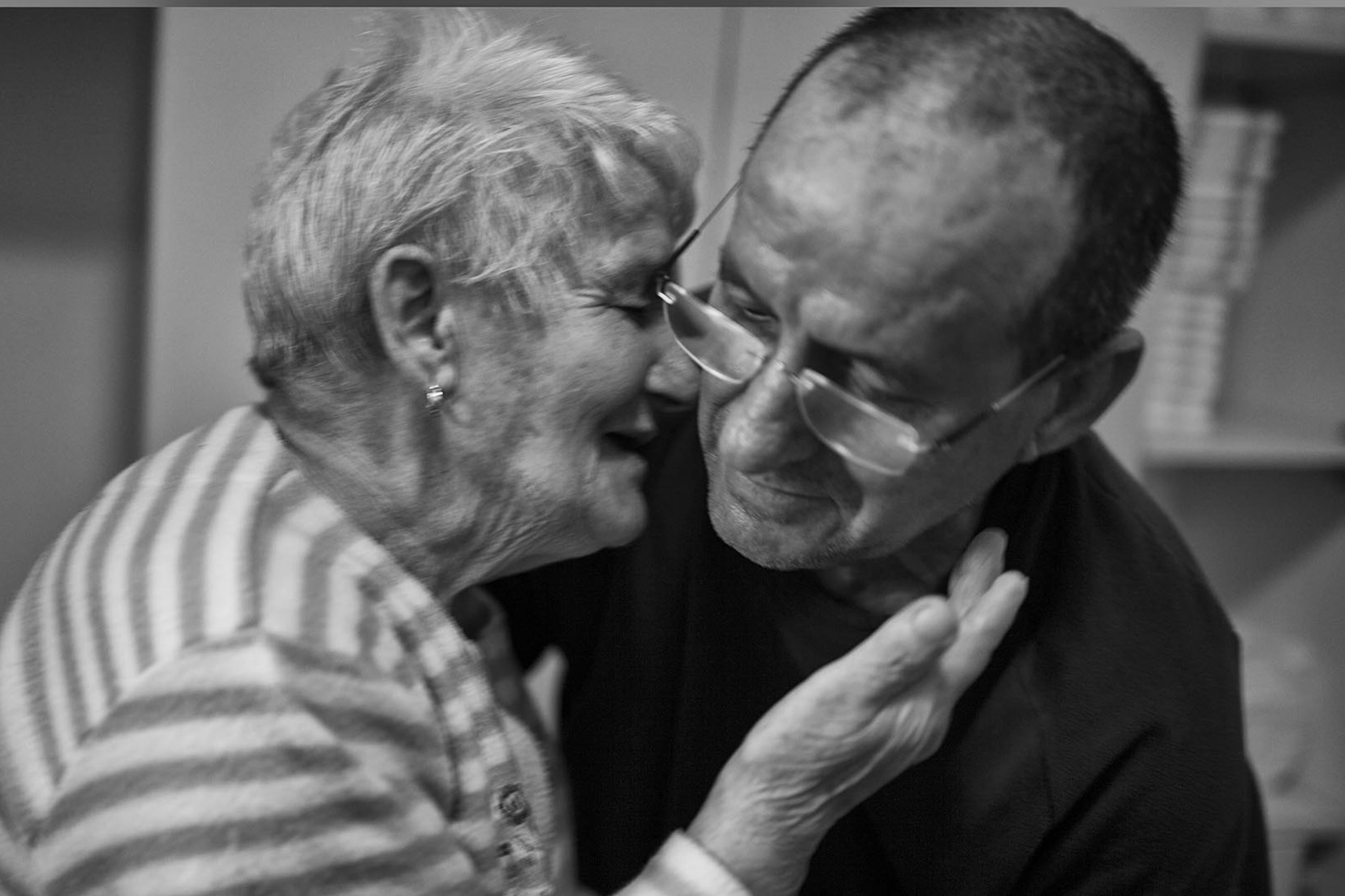 Der Spanier Amadeu pflegt zuhause seine Mutter, die an Alzheimer leidet.