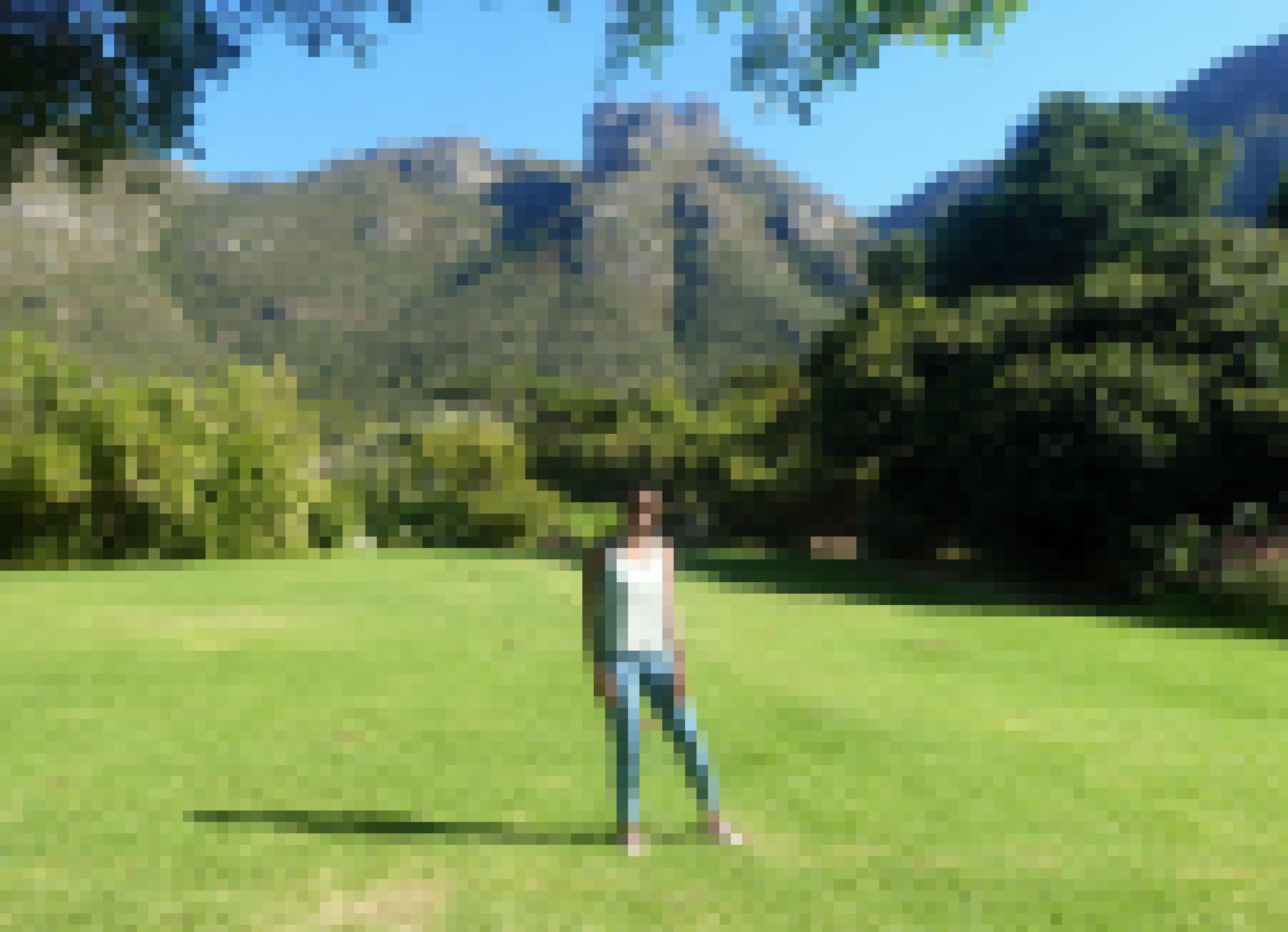 Die Anwältin steht auf einer Wiese im Botanischen Garten von Kapstadt, hinter ihr das Tafelbergmassiv