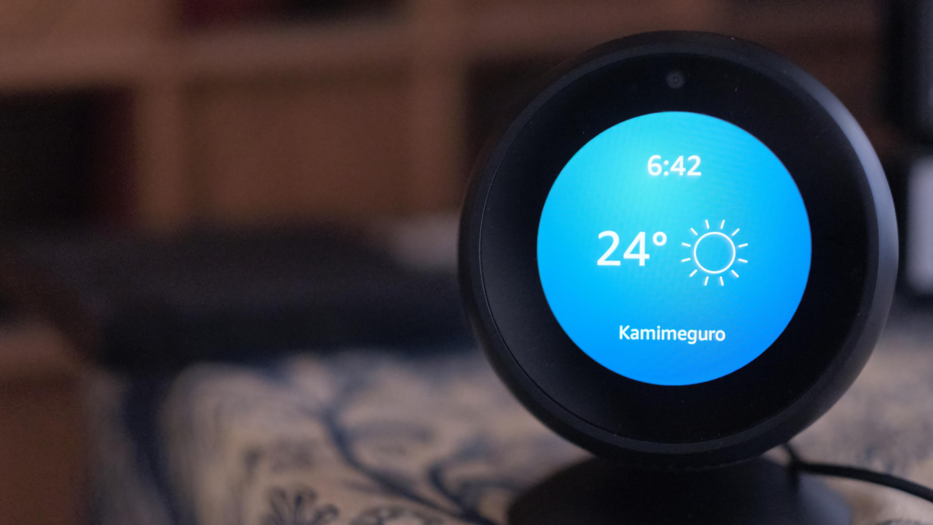 Ein Amazon Echo Spot zeigt das Wetter auf einem Circular Display