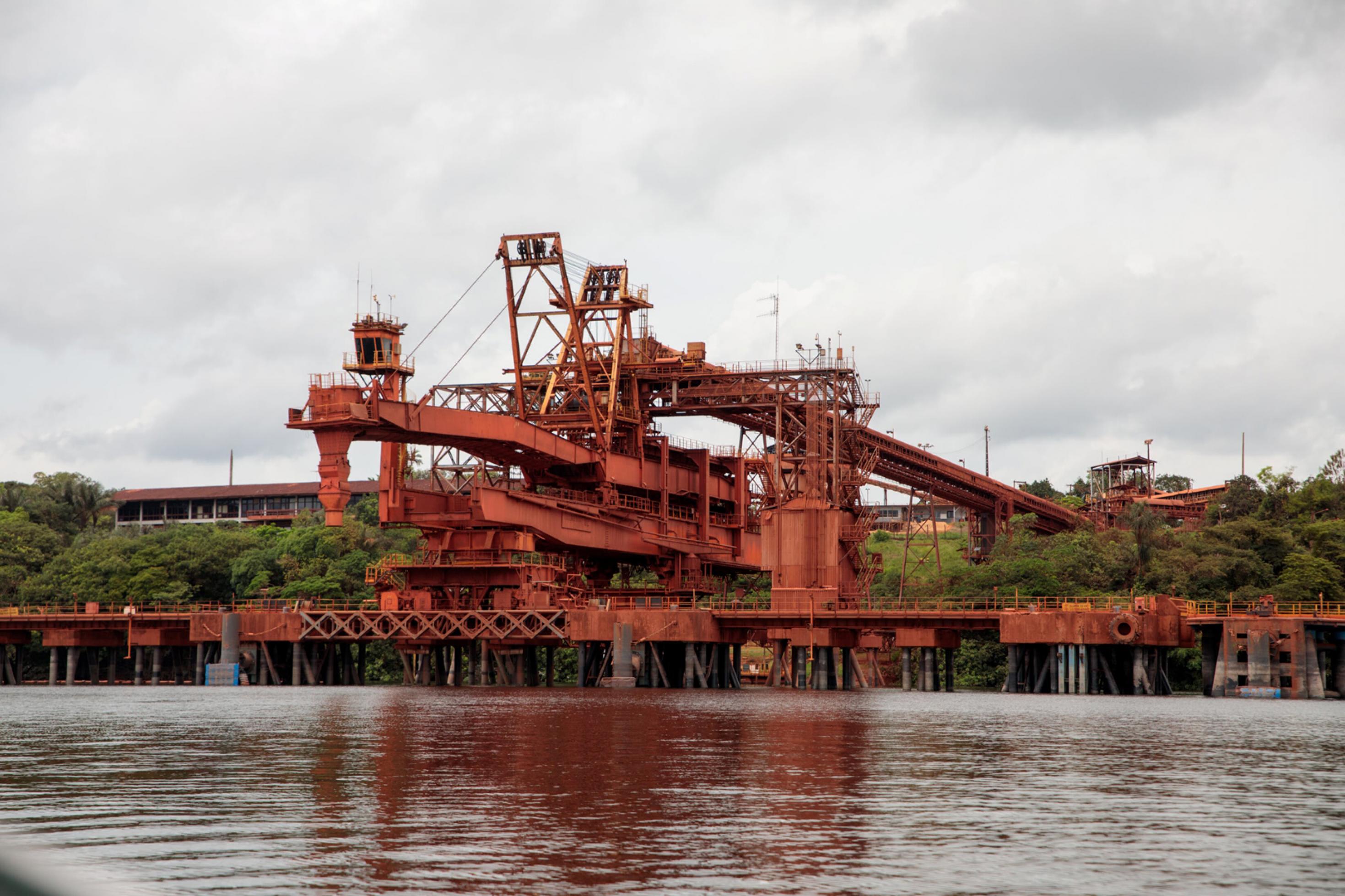 Schiffsverladeanlage von Porto Trompetas in einer Totalen. Die Bauxitlagerstätten von Porto Trombetas liegen rund 900 km westlich von Belém im Bundesstaat Pará. Für 1 Tonne Primäraluminium müssen 5,2 Tonnen Bauxit abgebaut werden.