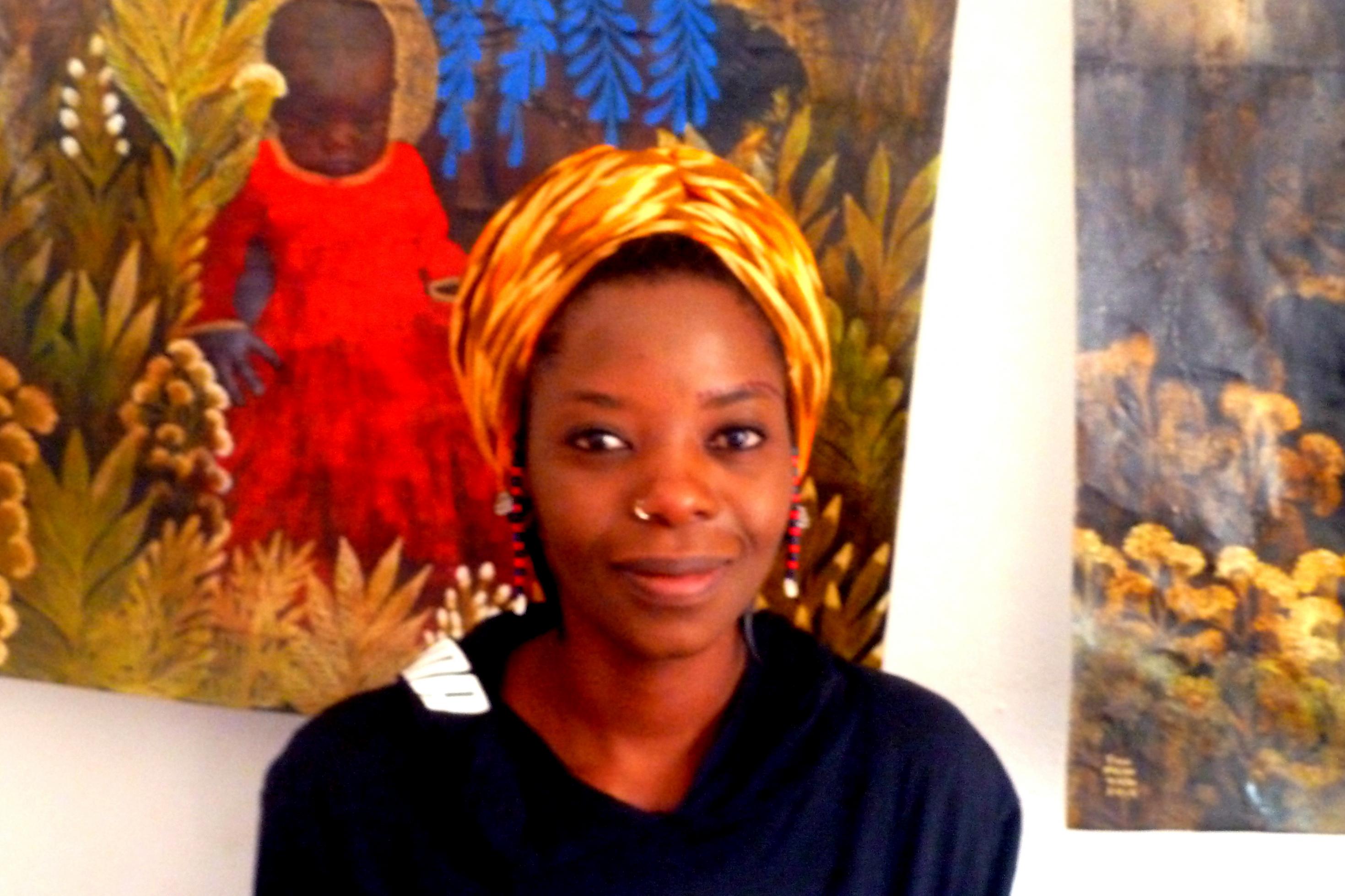 Porträtfoto von Tuli Mekondjo vor einem ihrer Werke