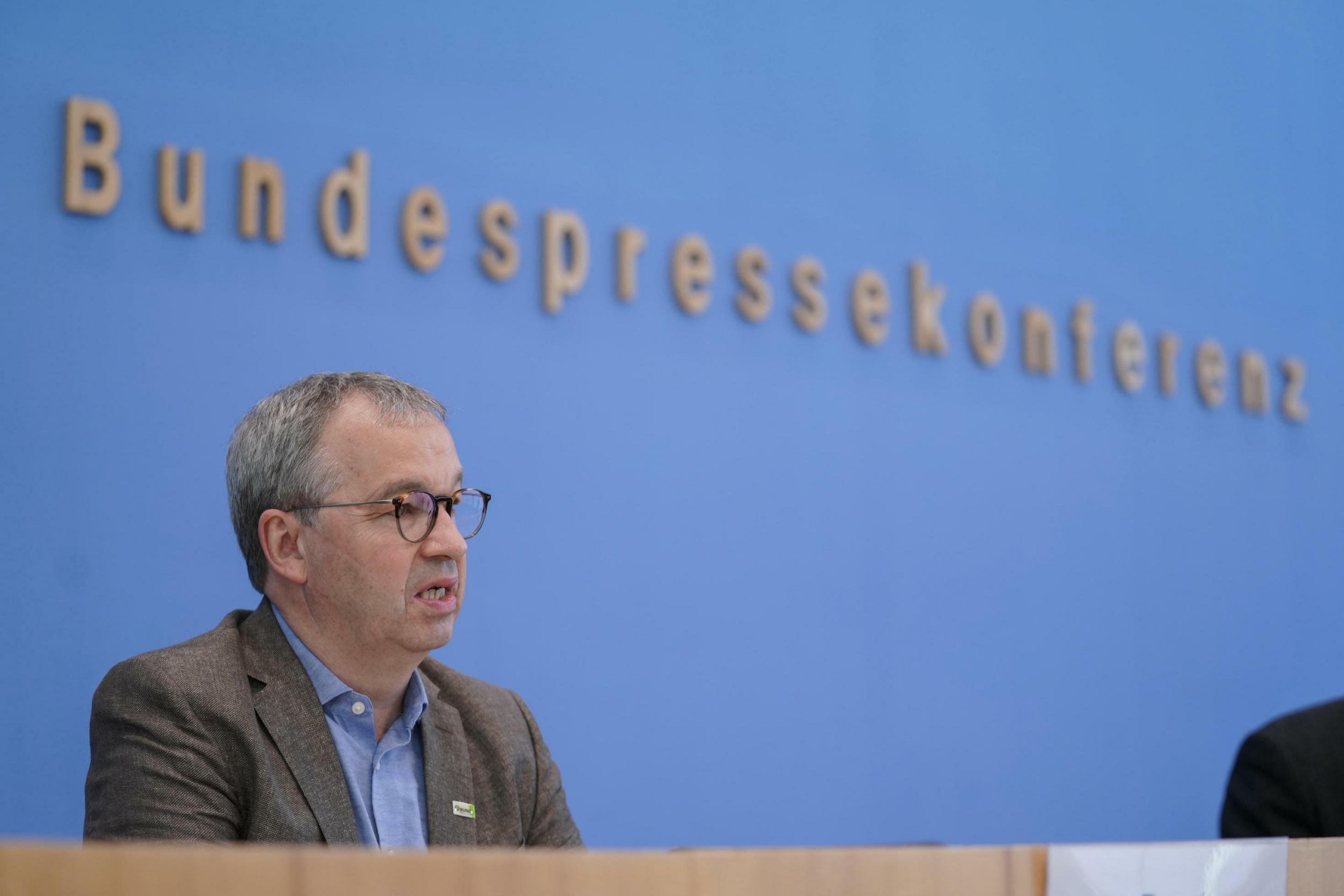 Bandt vor dem Logo der Bundespressekonferenz