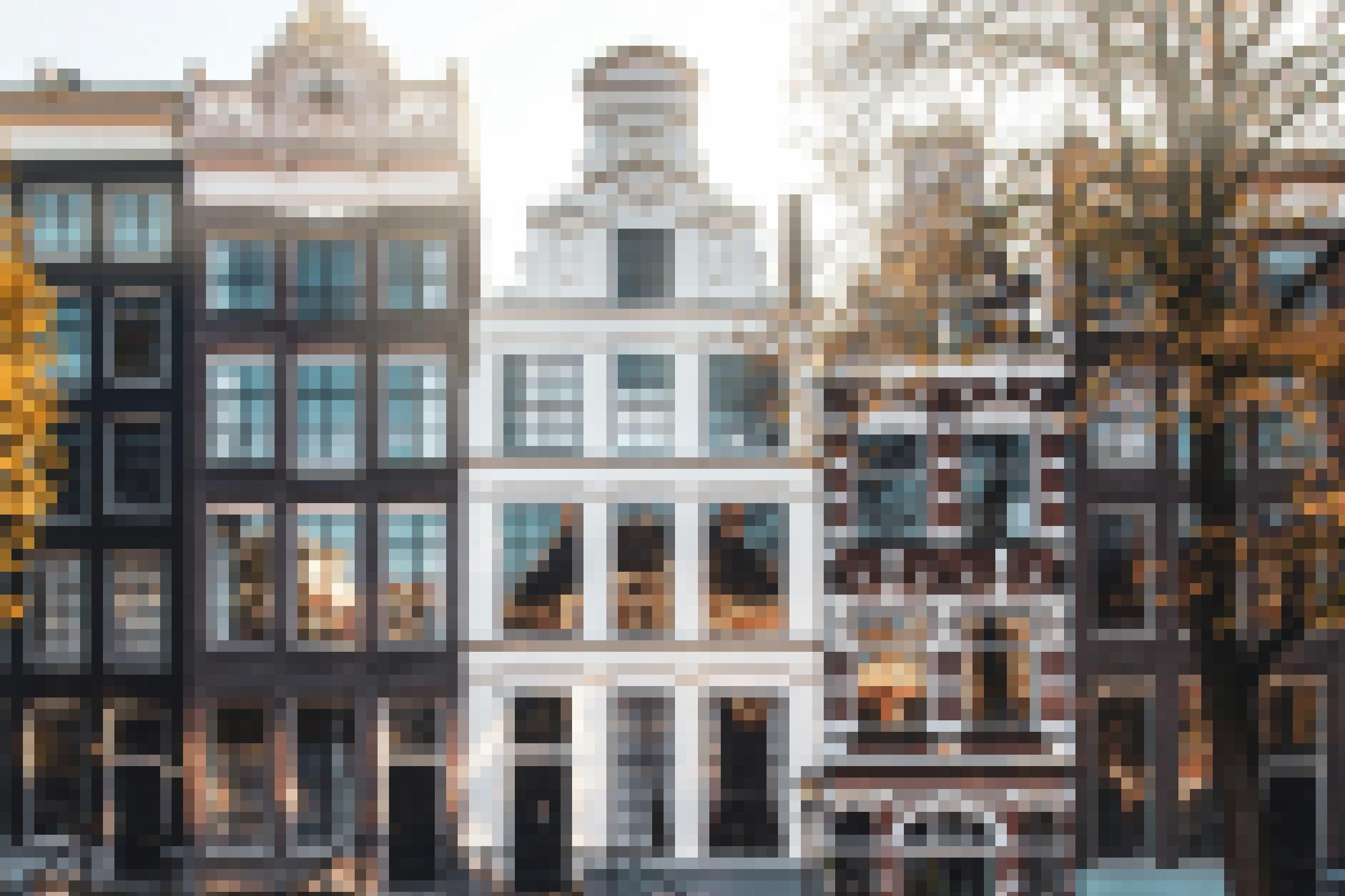 Blick auf eine Reihe von dekorativen Grachtenhäusern in Amsterdam