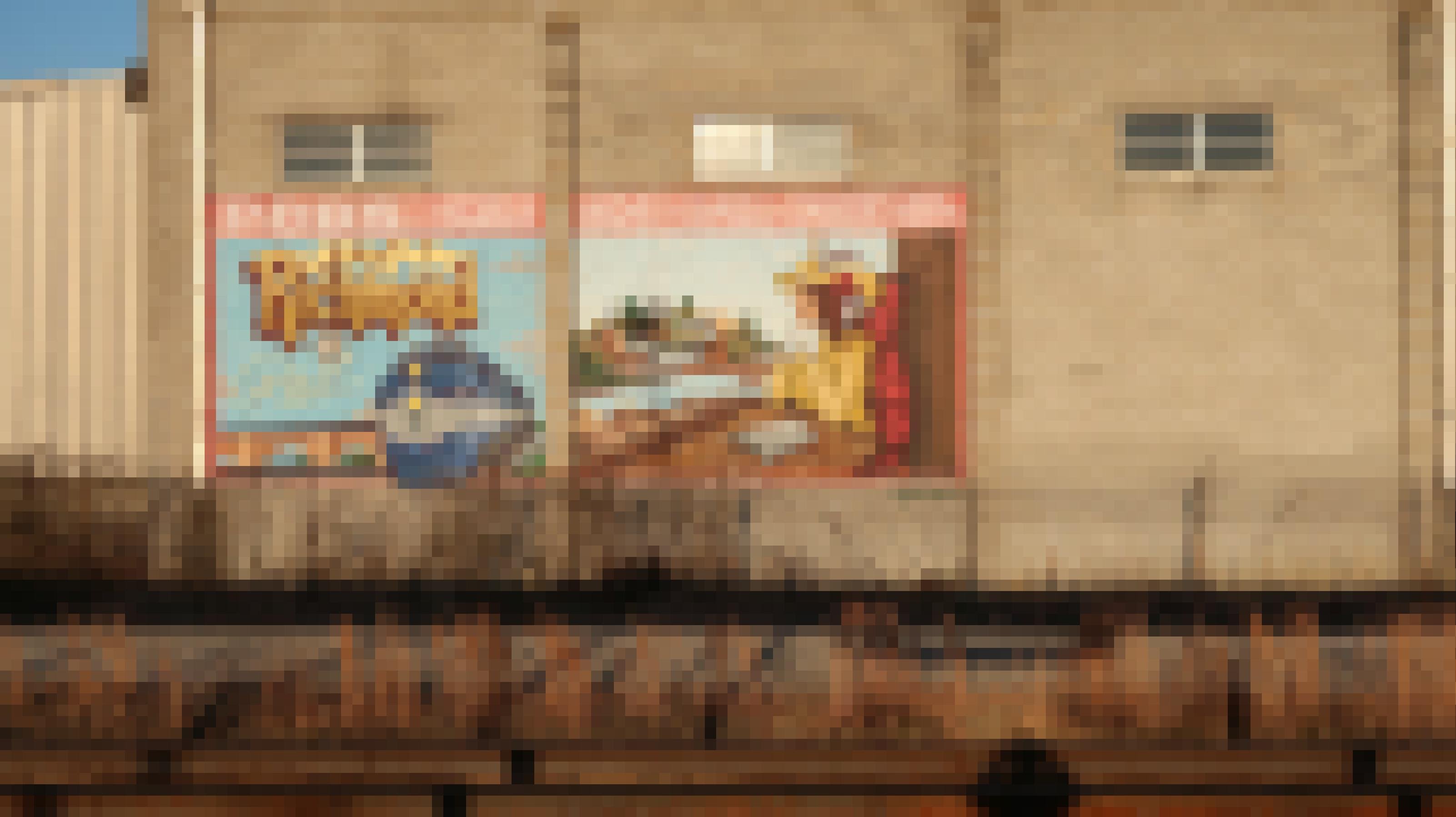 Wandbild am Bahnhof zeigt feine Dame mit Hut im Zugabteil
