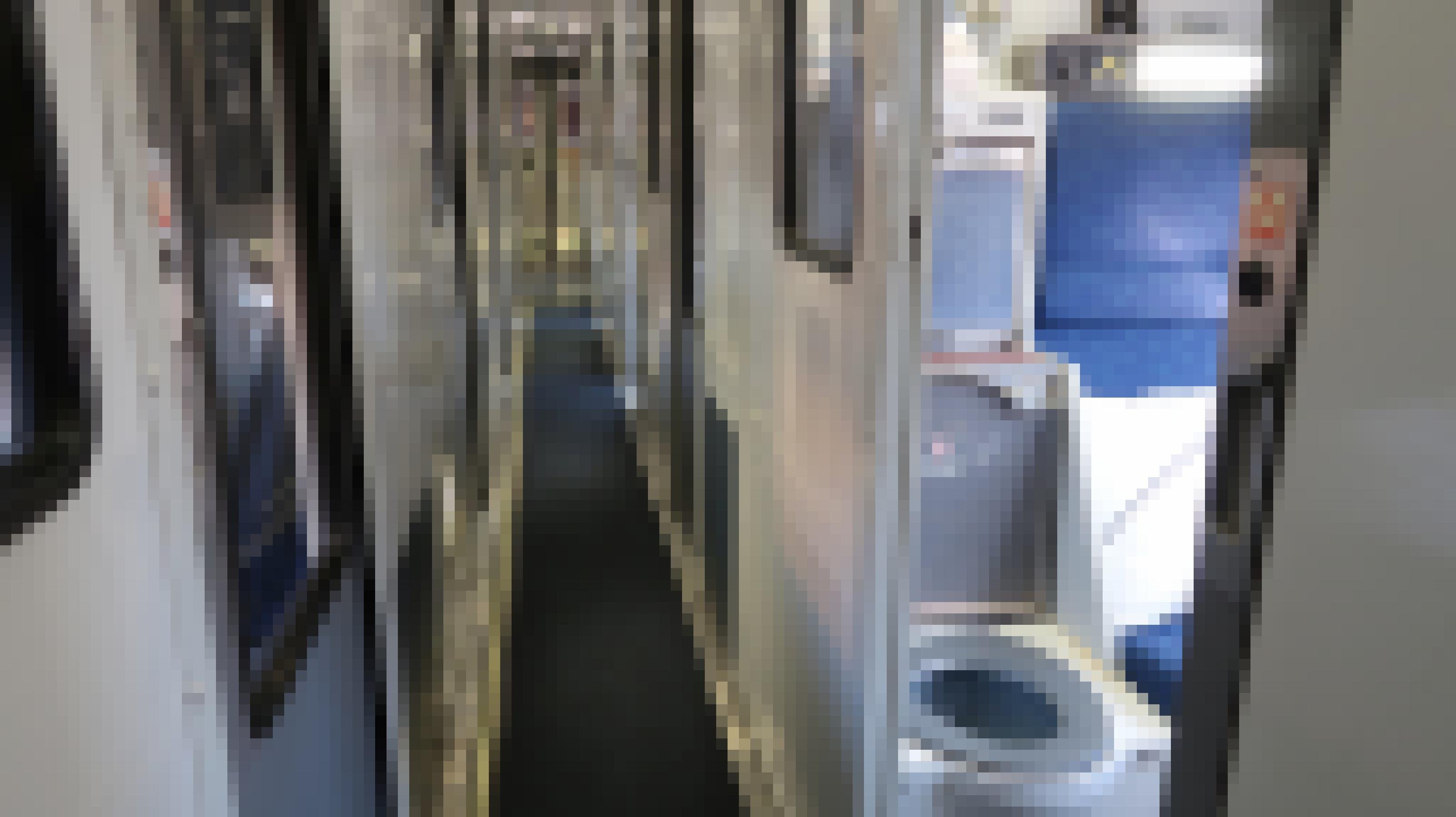Blick in den Waggon eines Amtrak-Zuges. Im Privatabteil sieht man eine aufgeklappte Toilette