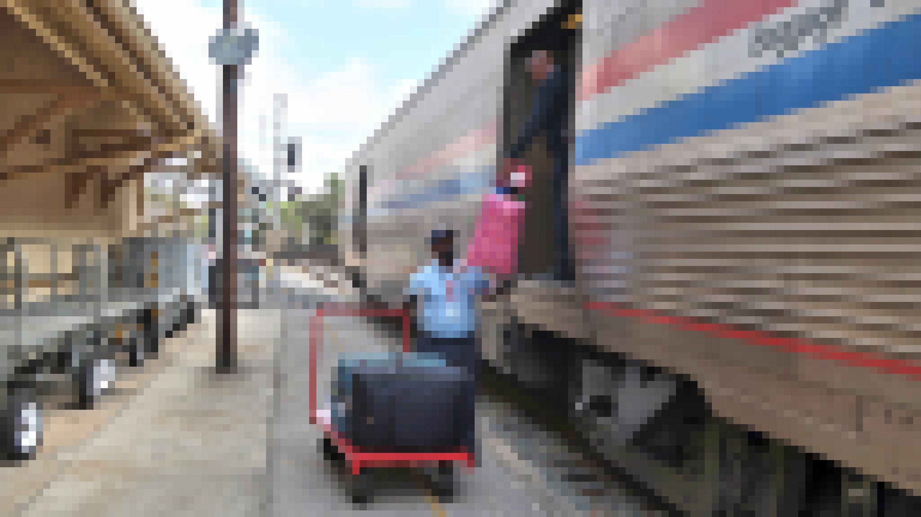 Ein Amtrak-Mitarbeiter lädt Koffer aus dem Gepäckwagen aus.
