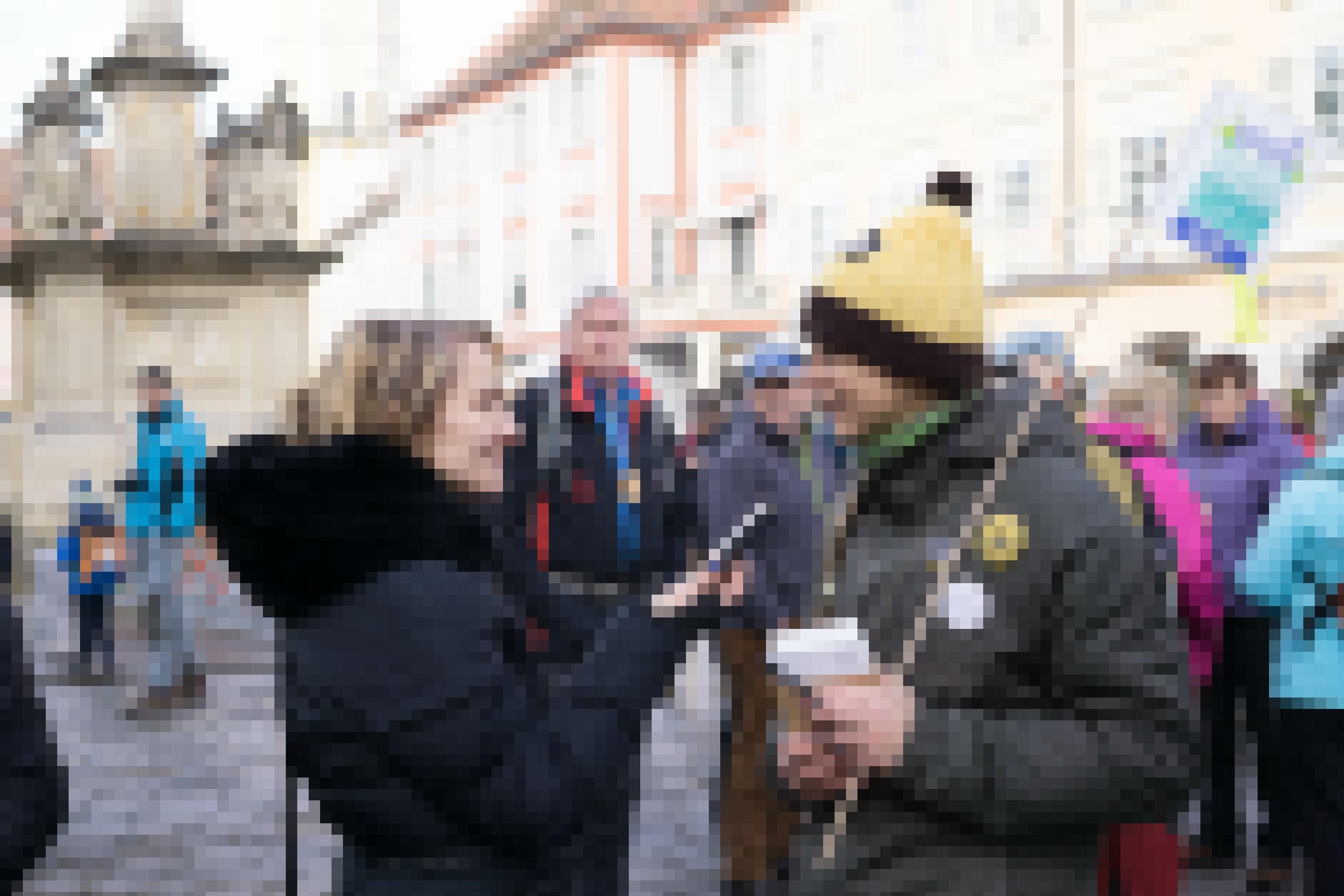 Zwei Frauen bei einem Interview auf dem Dorfplatz.