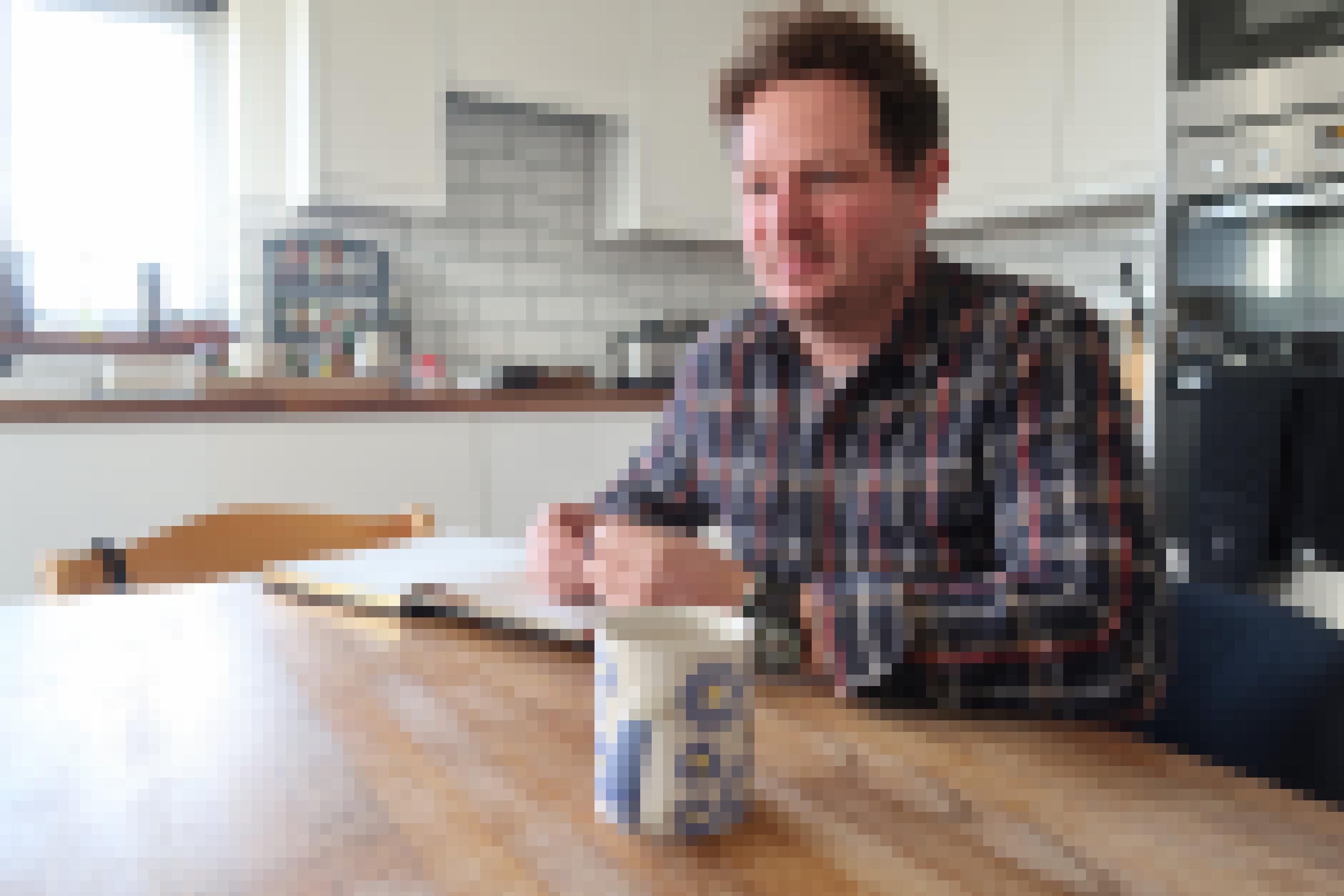 Landwirt Andy Darch sitzt am Küchentisch