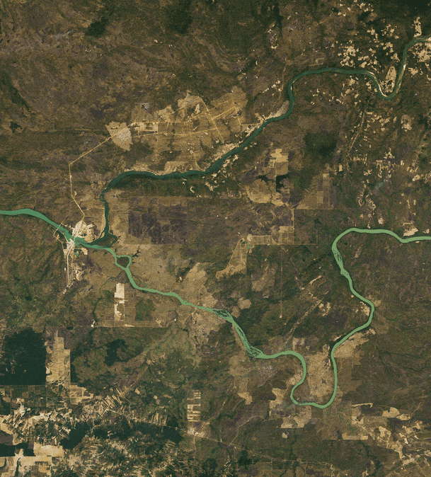 Diese Satellitenbilder zeigen den Sesan und Srepok Fluss (rechts) mit der Staumauer des Lower Sesan II Staudammes (links) vor der Füllung des Reservoirs am 14. Februar 2017 und danach, am 1. Februar 2018.