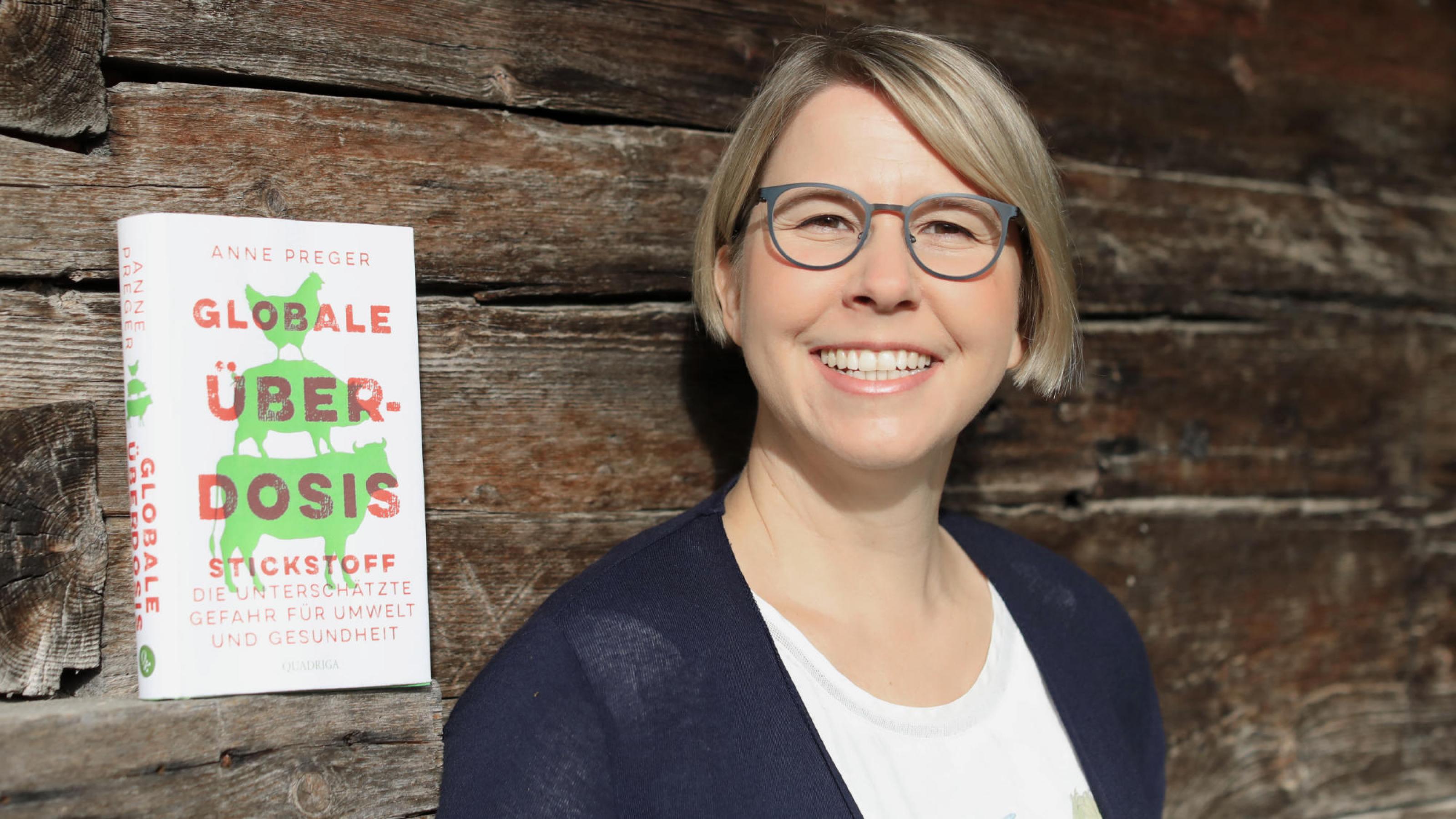 Eine blonde Frau mit Brille lächelt in die Kamera, links neben ihr steht das Buch „Globale Überdosis“. Rechte: Sven Preger