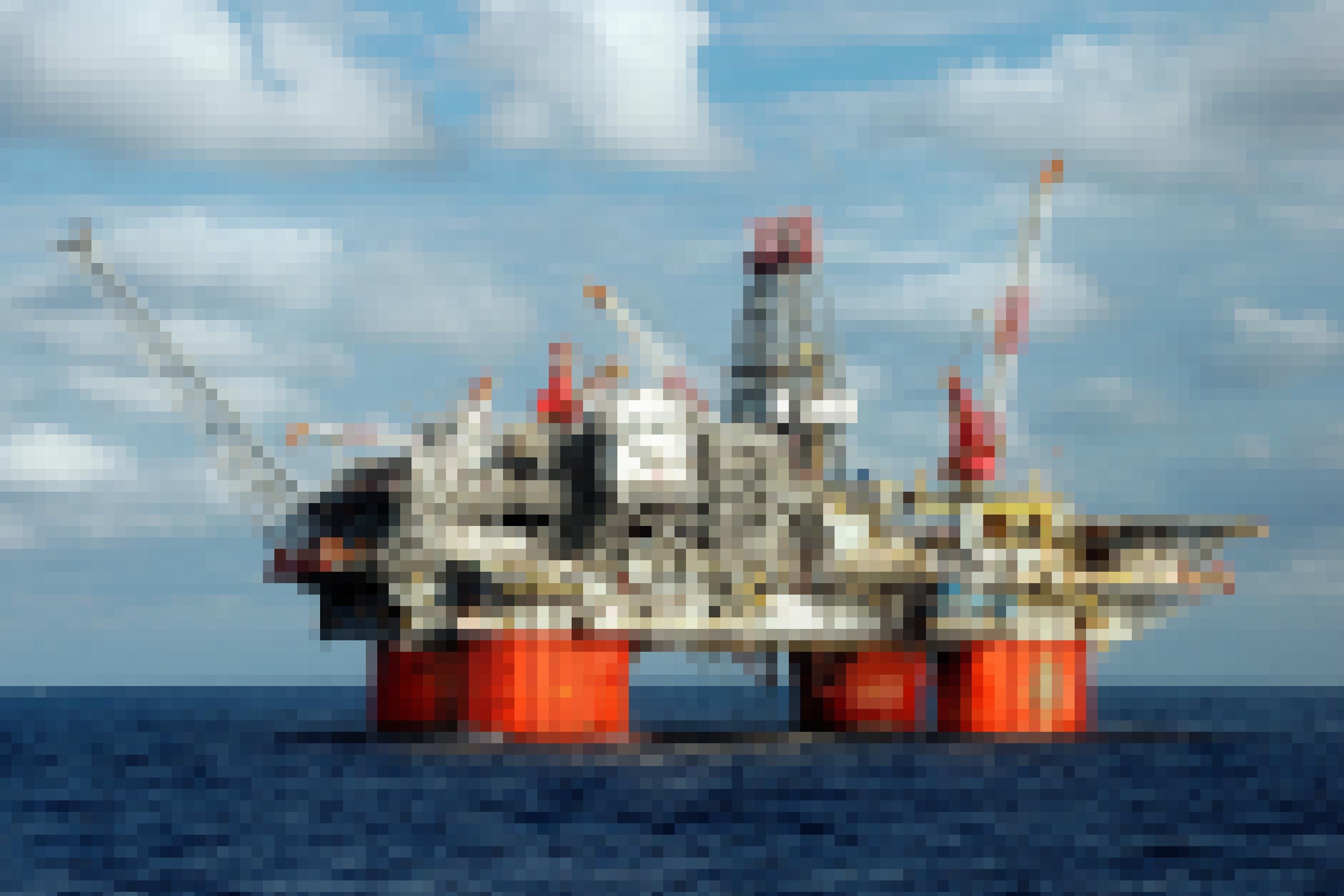 Mitten im Meer steht auf vier breiten Stelzen ein technischer Koloss für die Erdölförderung