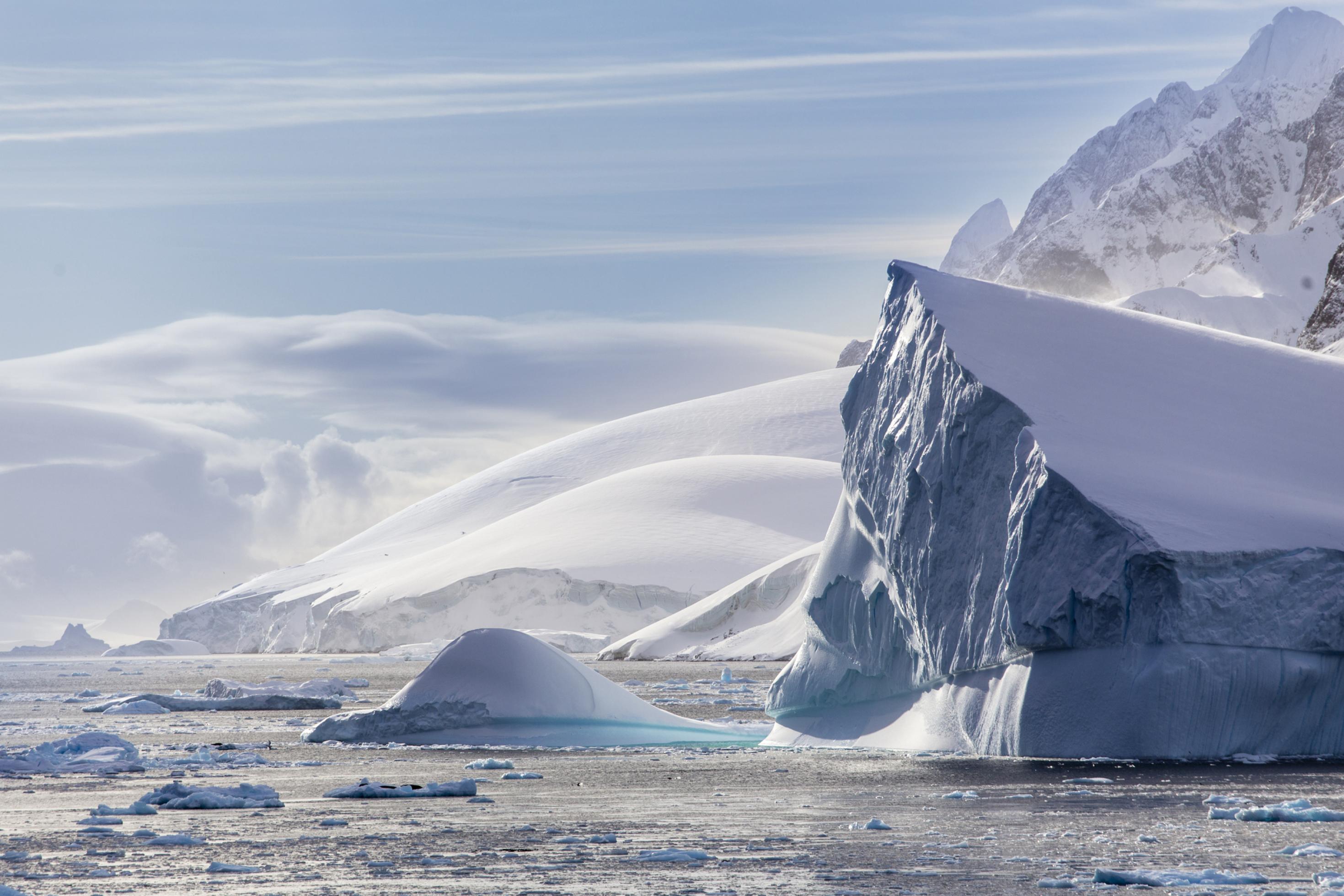 Weiß strahlende Eislandschaft bei Sonne.