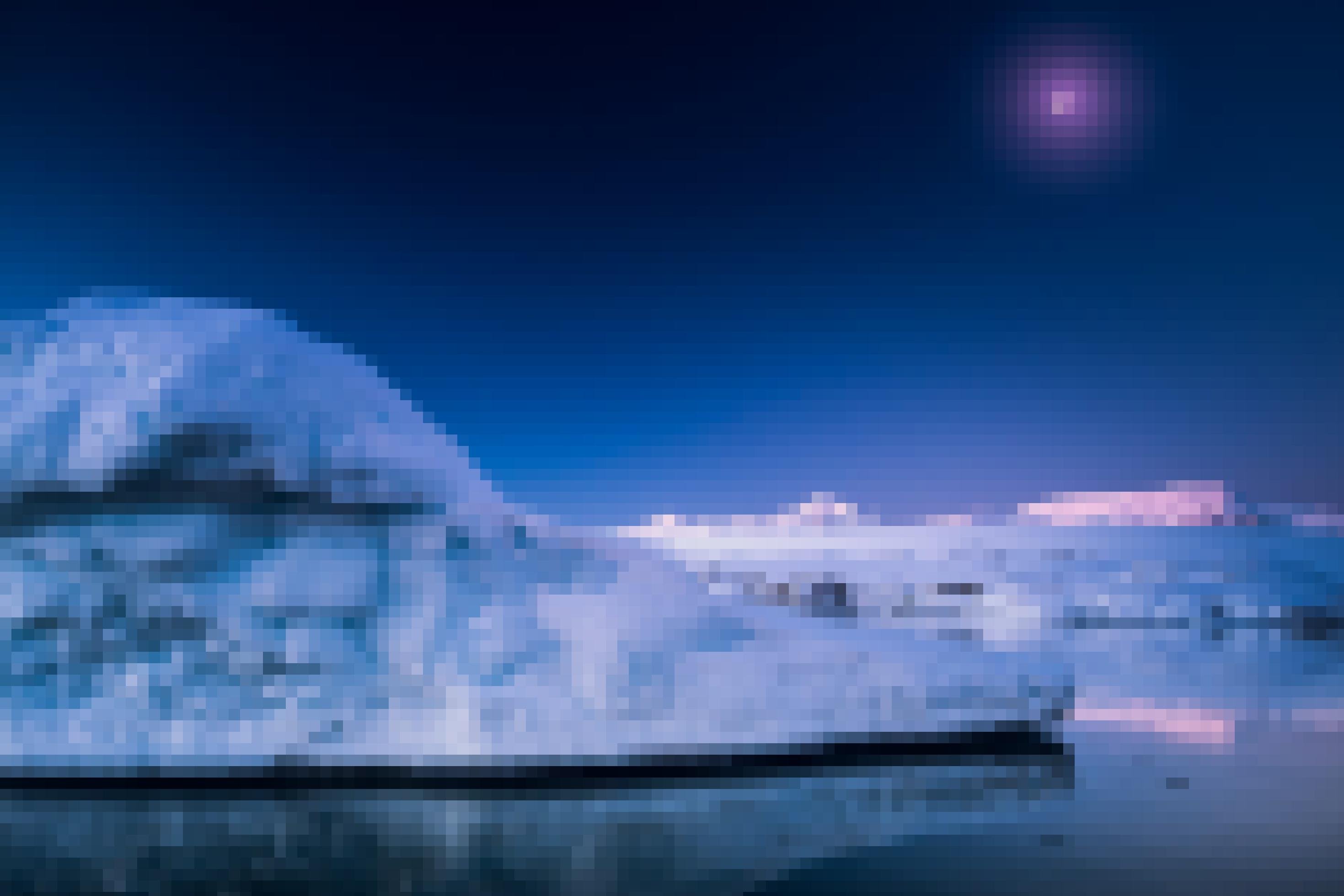 Bild aus der Antarktis. Ein Eisberg schwimmt im Wasser, im Hintergrund sieht man noch größere Berge aus Eis.