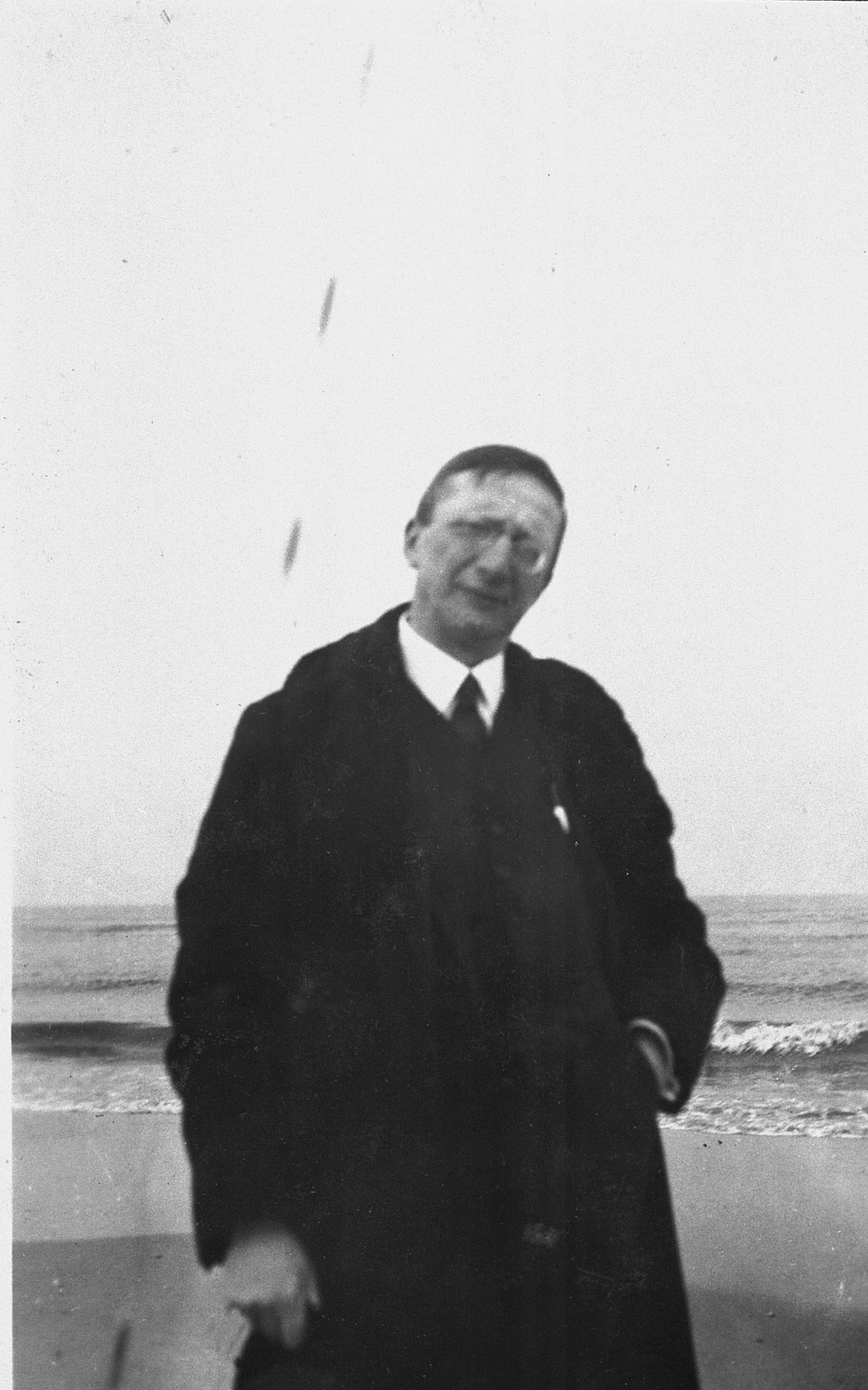 Alte schwarz/weiß Aufnahme von Alfred Döblin vor der Ostsee.