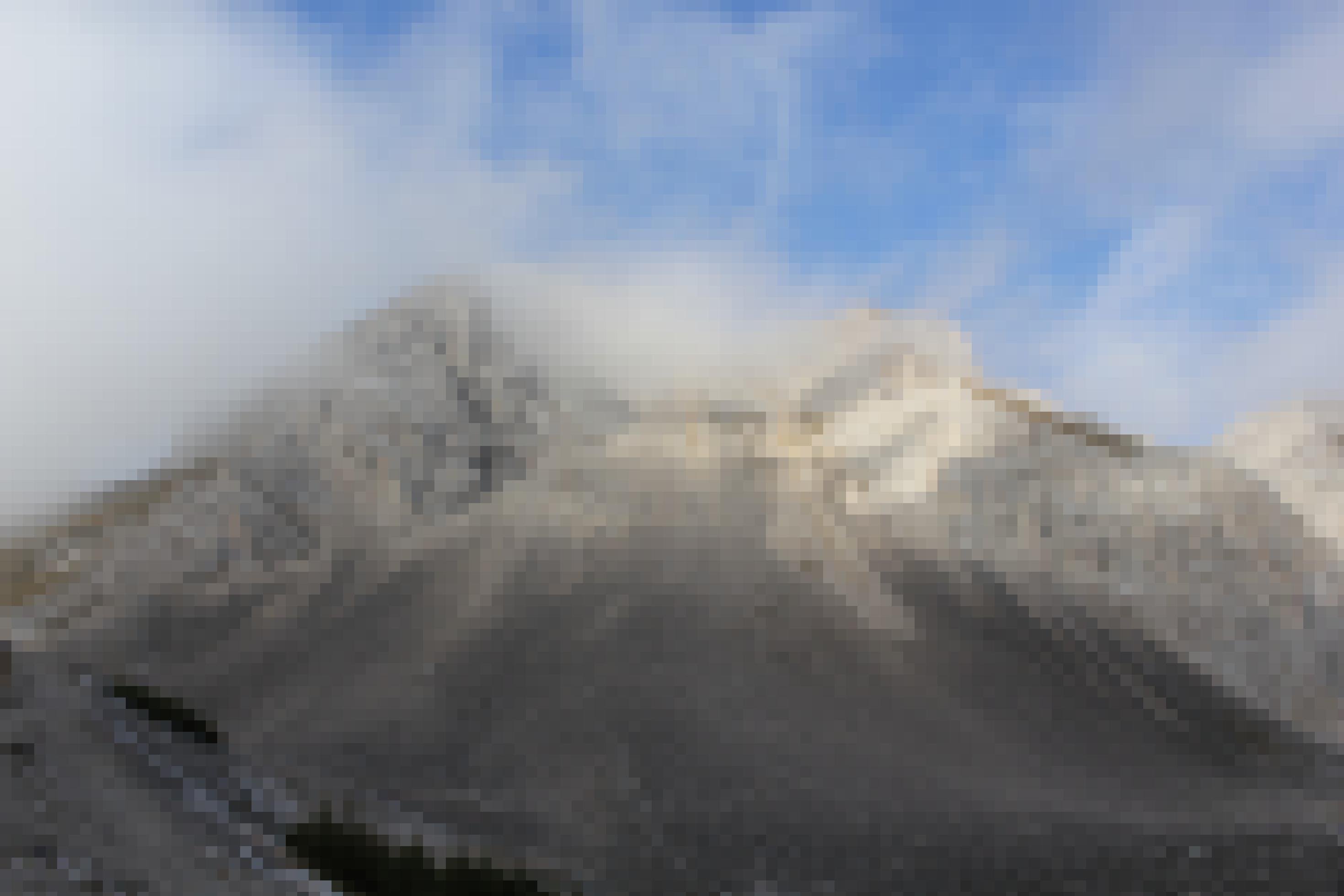 Ein Berg unter Wolken im Karwendelgebirge, Schauplatz des Szenarios.