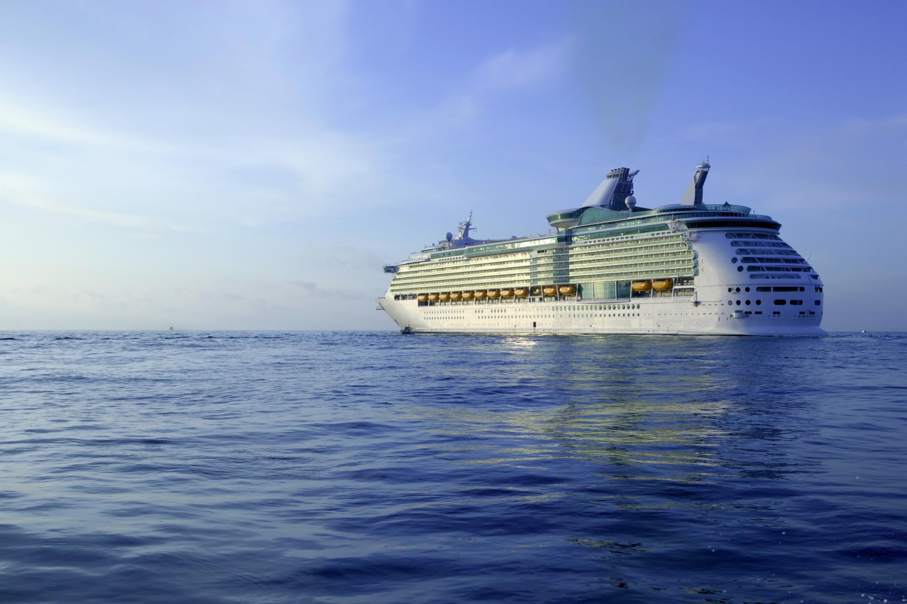 Ein Kreuzfahrtschiff fährt auf dem Meer.