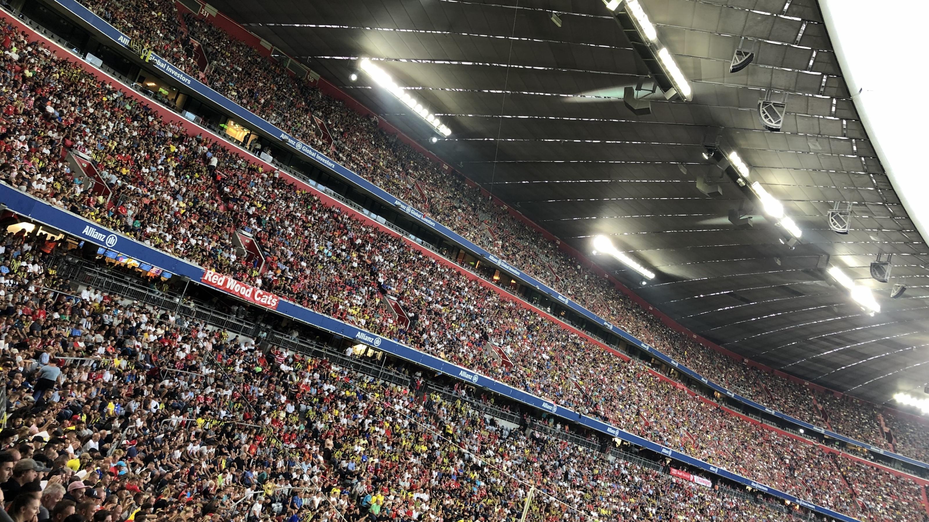 Zuschauerreihen der Allianz Arena in München mit einer riesigen Zahl von Menschen