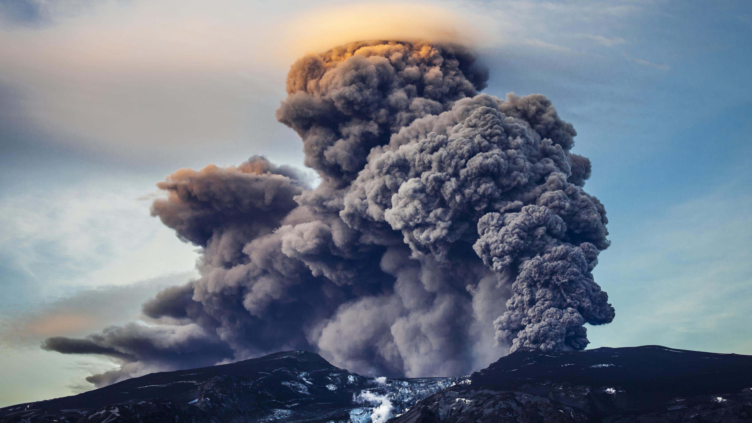 Der explodierende Vulkan Eyjafjallajökull auf Island.