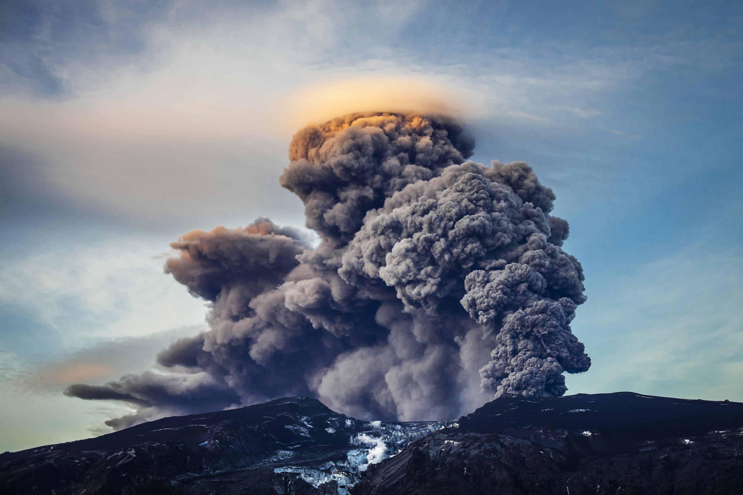 Das Bild zeigt den explodierenden isländischen Vulkan Eyjafjallajökull.