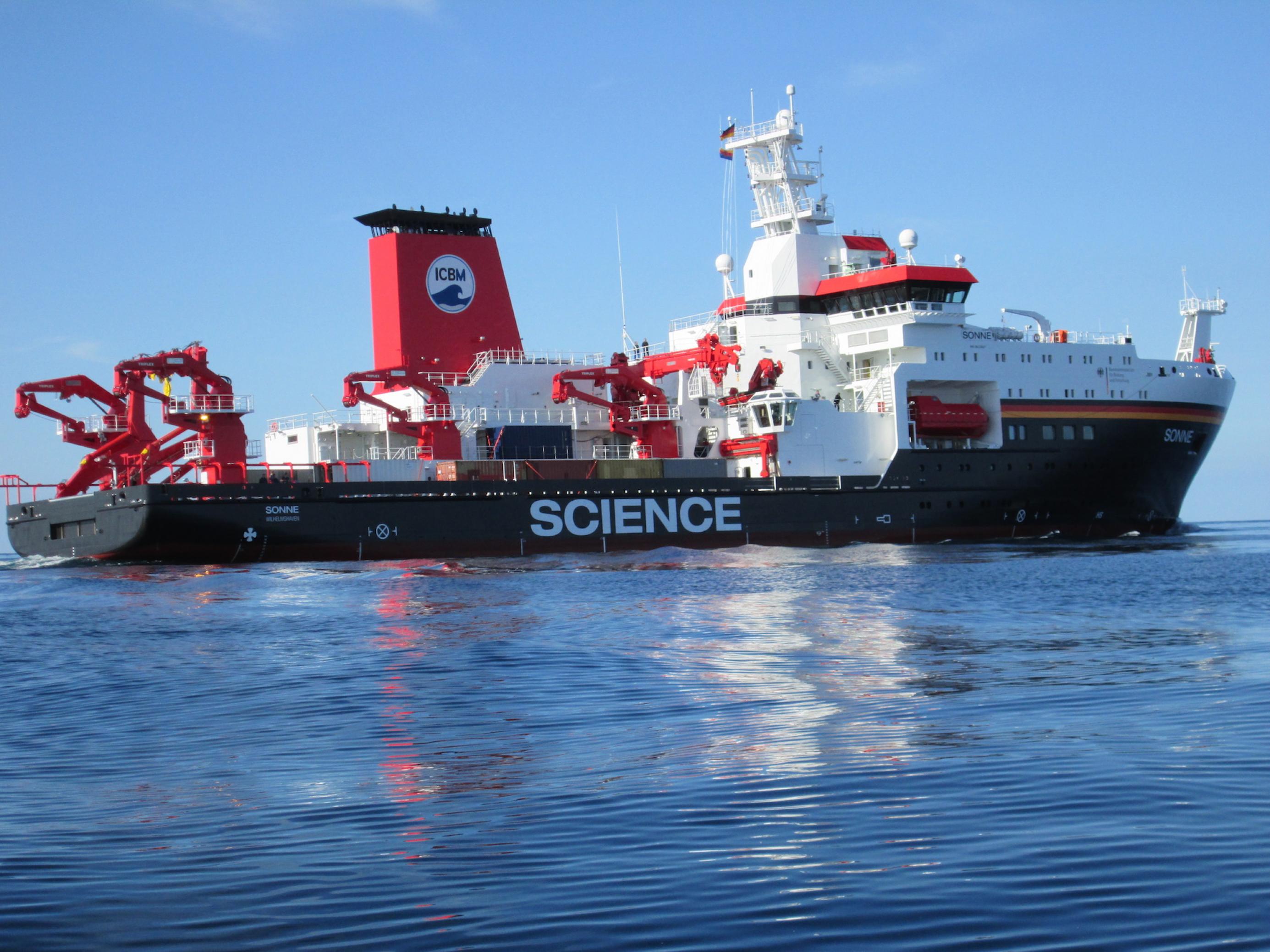 Das Forschungsschiff auf dem Meer. An der Seite befindet sich ein großer „Science“-Schriftzug.
