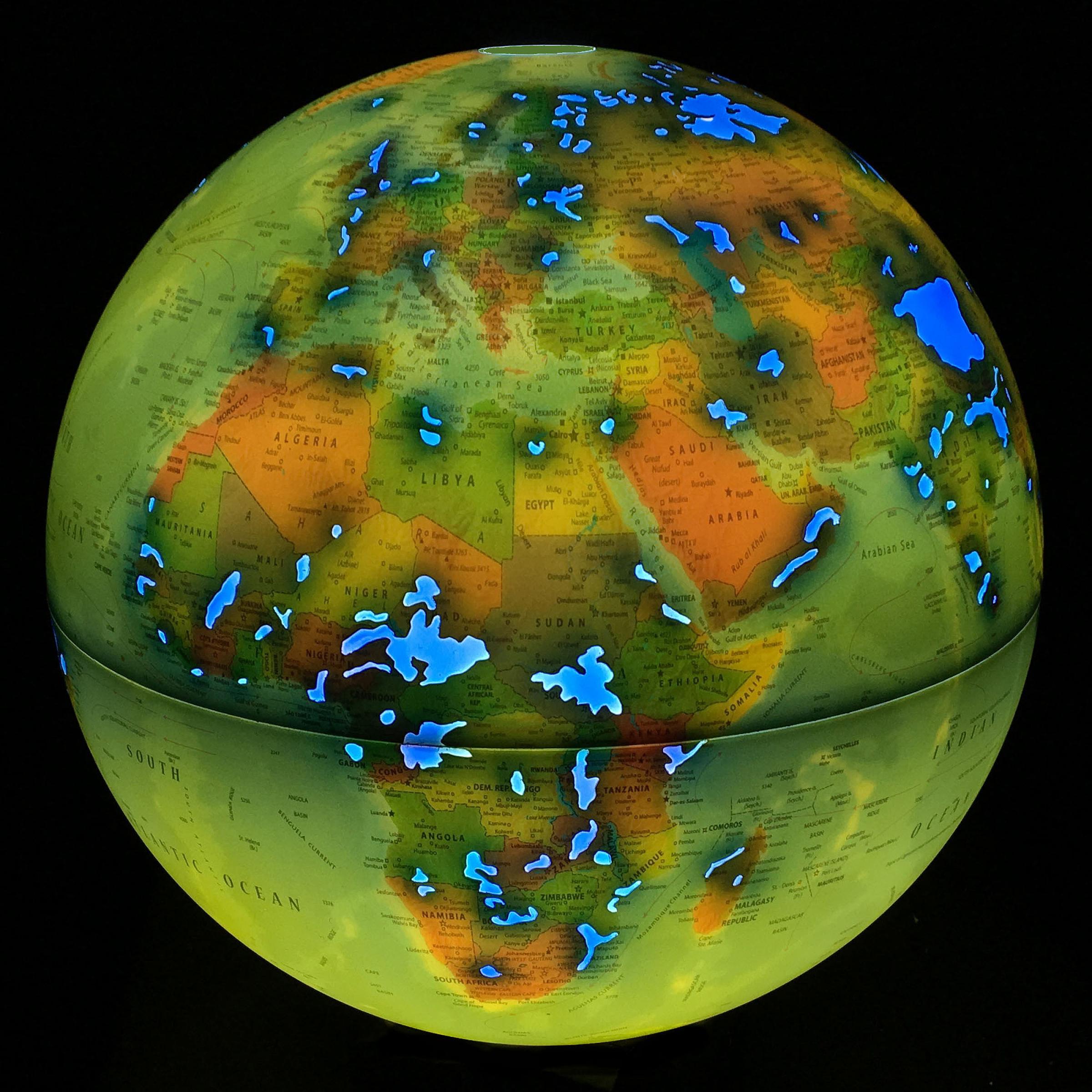 Ein Globus des Künstlers Ingo Günther stellt globale Feuchtgebiete dar.