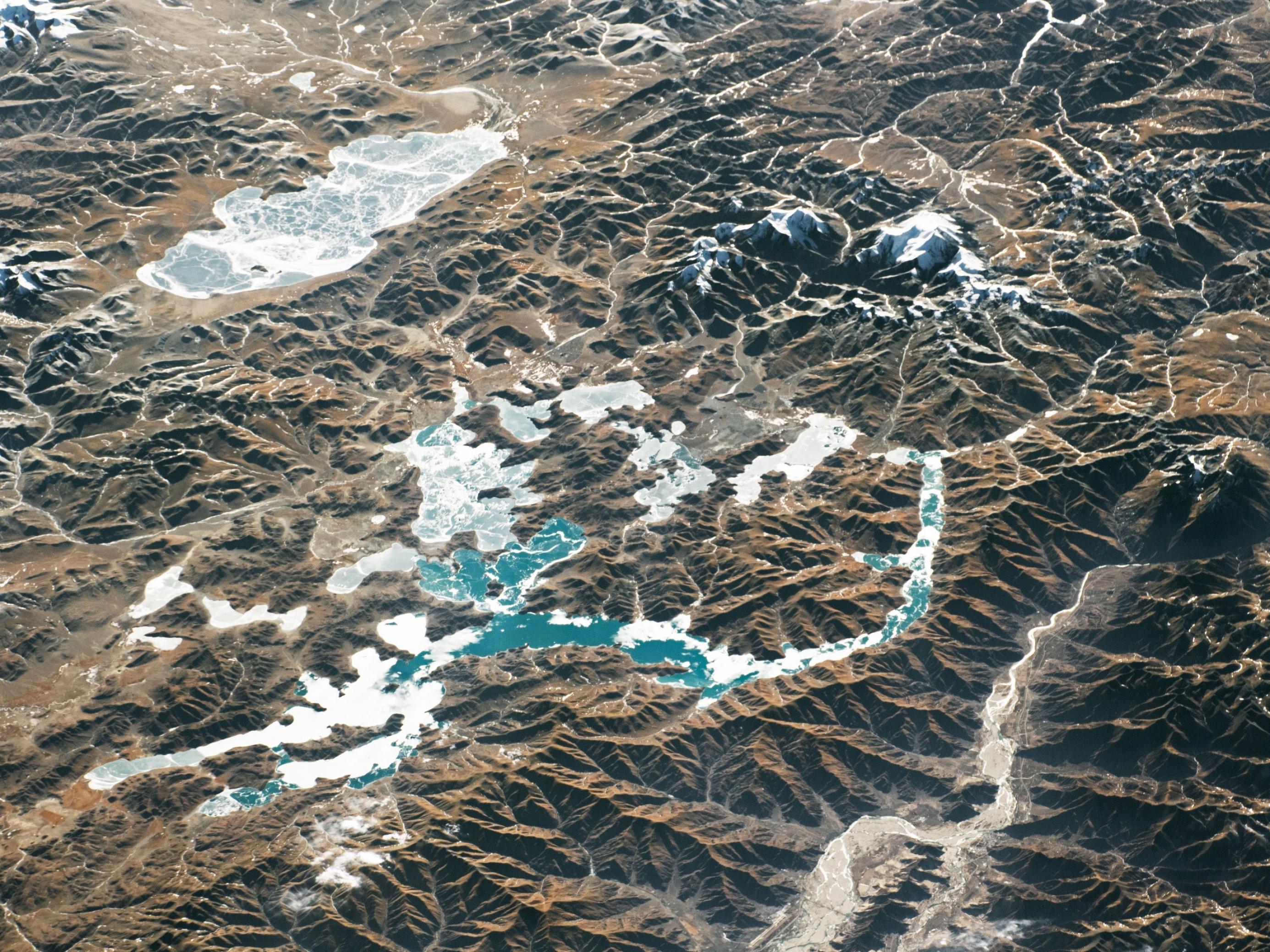 Gebirge mit gefrorenen Seen und Gletschern.