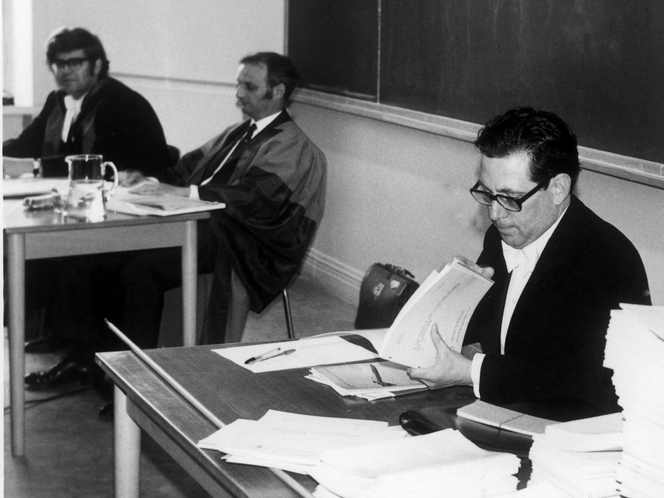 Aufnahme von Paul Crutzen (rechts) bei seiner Dissertationsprüfung. Einen Tisch weiter sitzen zwei weitere Männer.