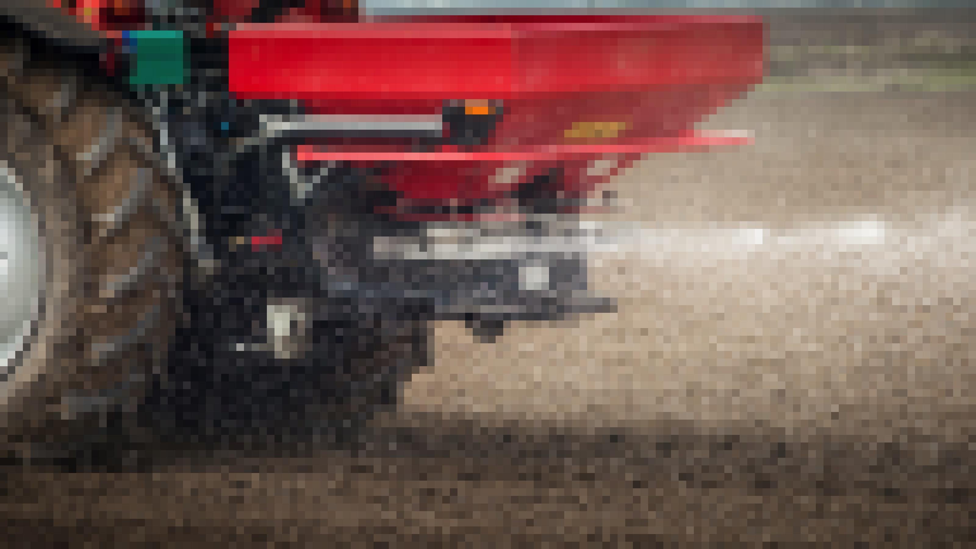 Ein Trecker der gerade Dünger über einem Feld verteilt.