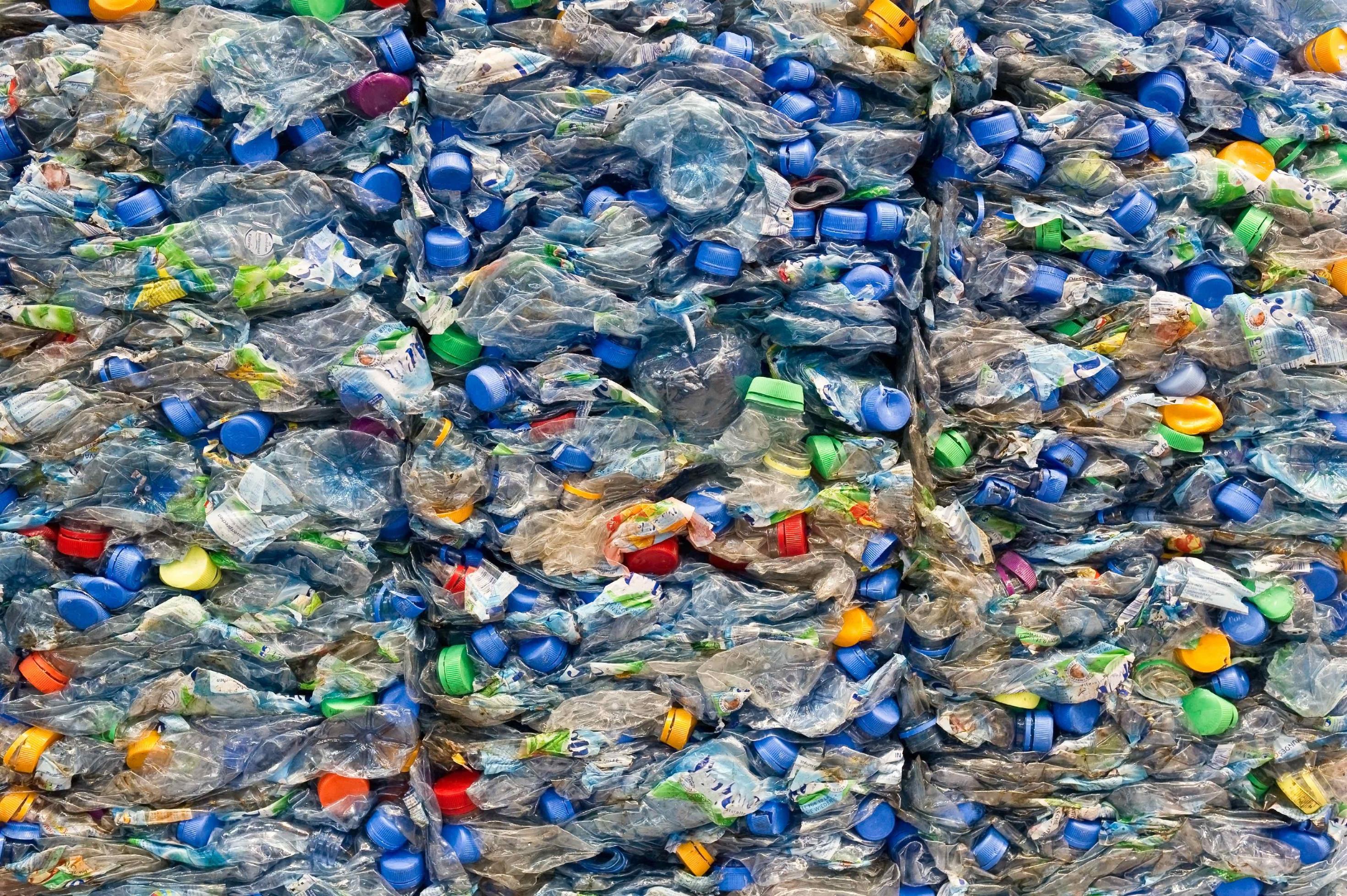 Aufnahme von zu Blöcken gepressten Plastikflaschen