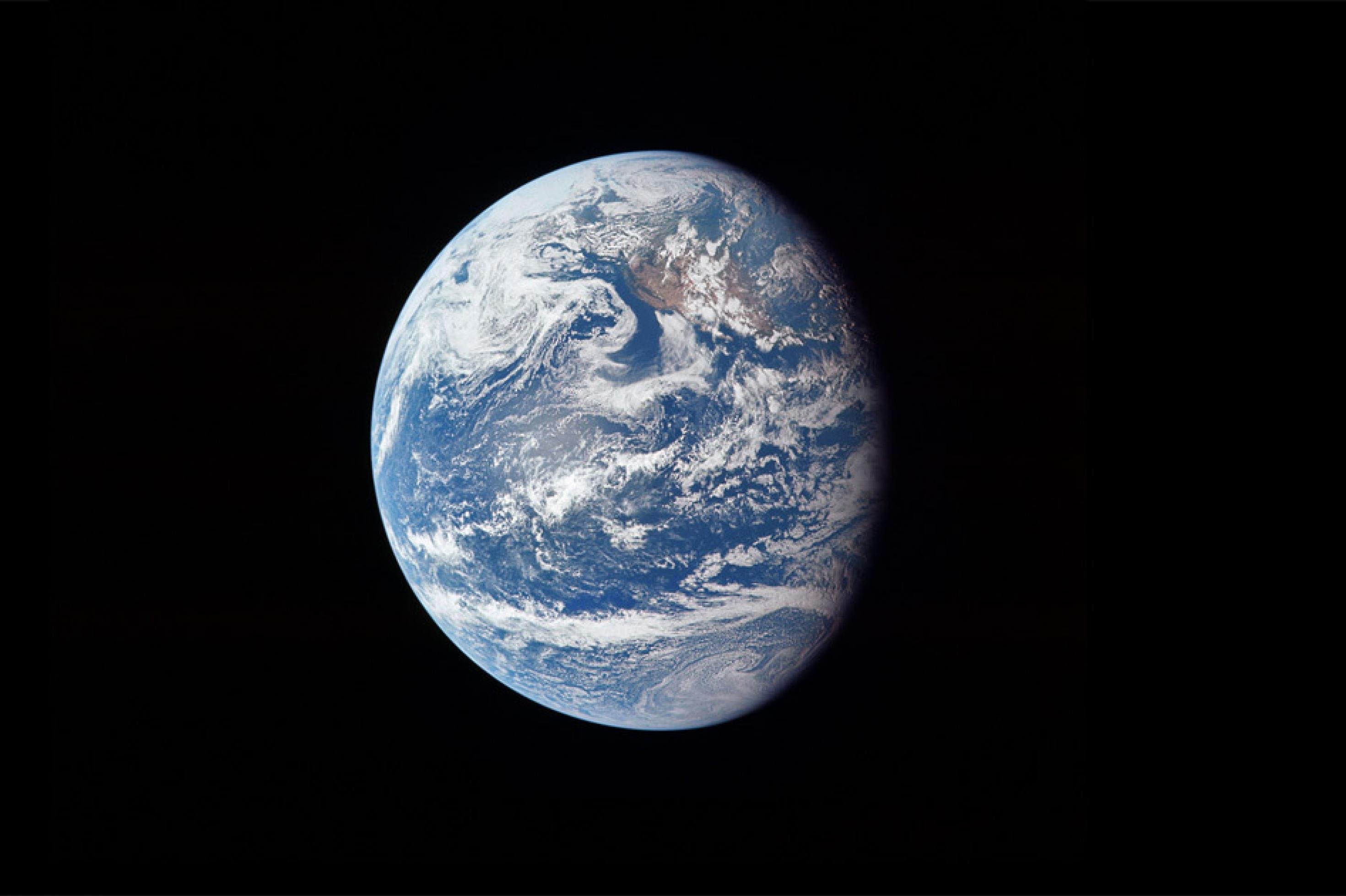 Der Planet Erde, ein wahrlich blauer Planet aus Sicht der drei NASA-Astronauten Neil Armstrong, Buzz Aldrin und Michael Collins auf ihrem Flug zum Mond im Juli 1969.