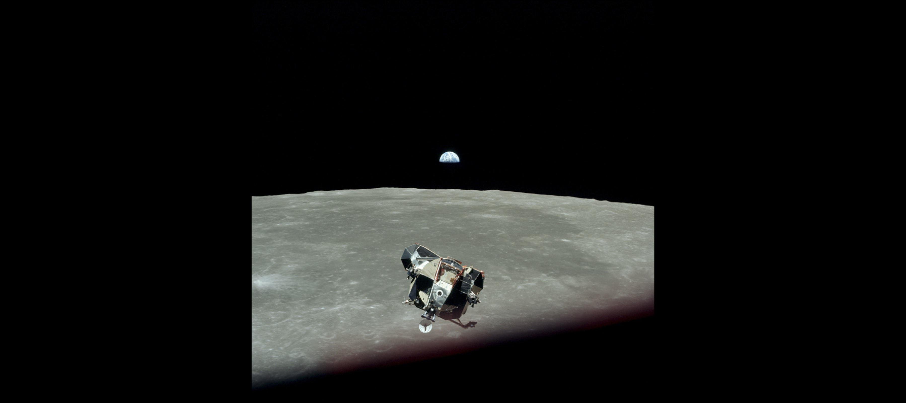 Ein legendäres Foto der Mission Apollo 11: die Erde winzig klein hinter dem Mondhorizont – und im Vordergrund die Landefähre „Eagle“.
