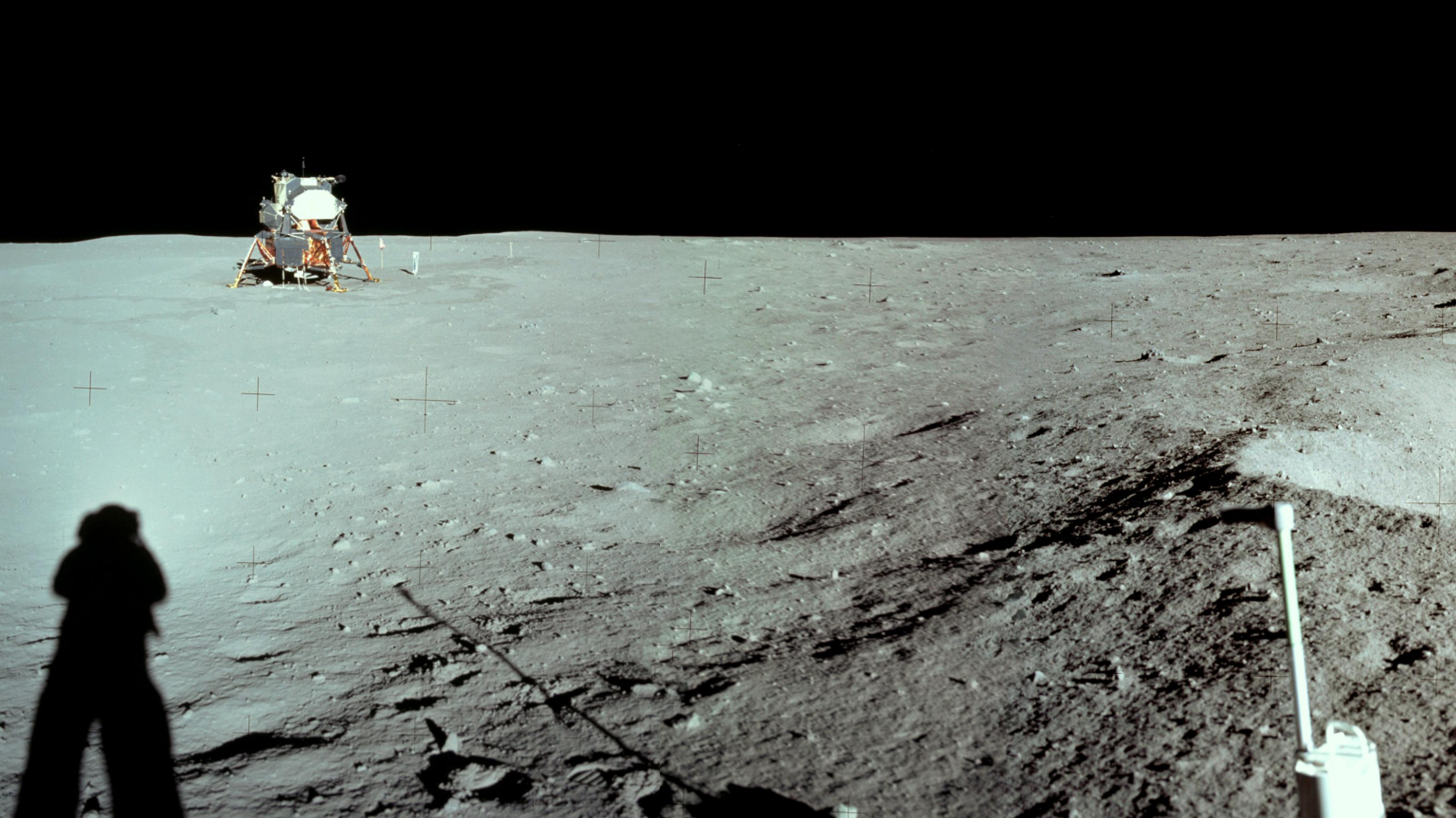 Neil Armstrongs Schattenwurf auf dem Mond