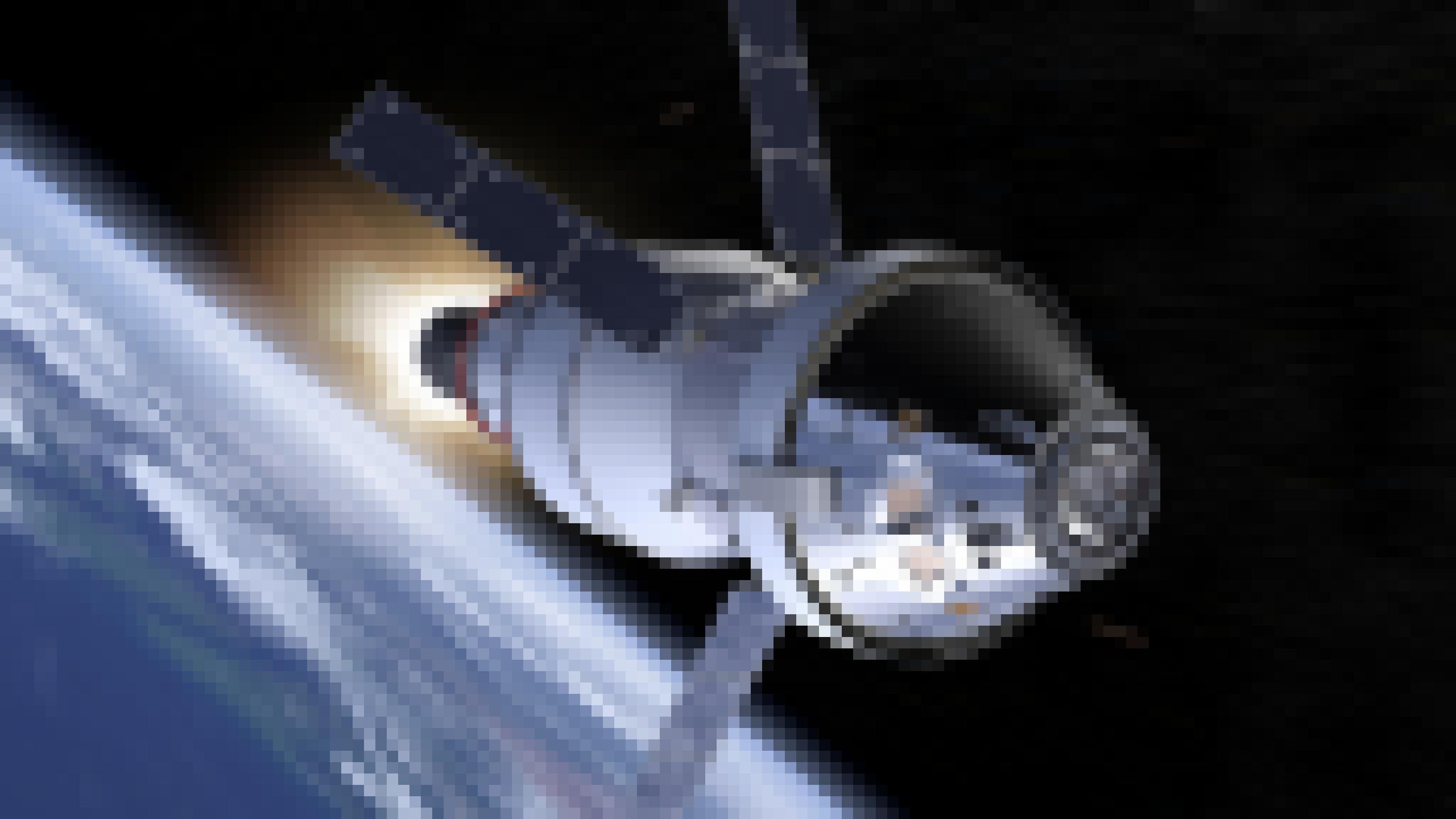 Eine künstlerische Darstellung des Orion-Raumschiffs, das die Erde verlassen hat und sich bereits im Weltraum befindet.