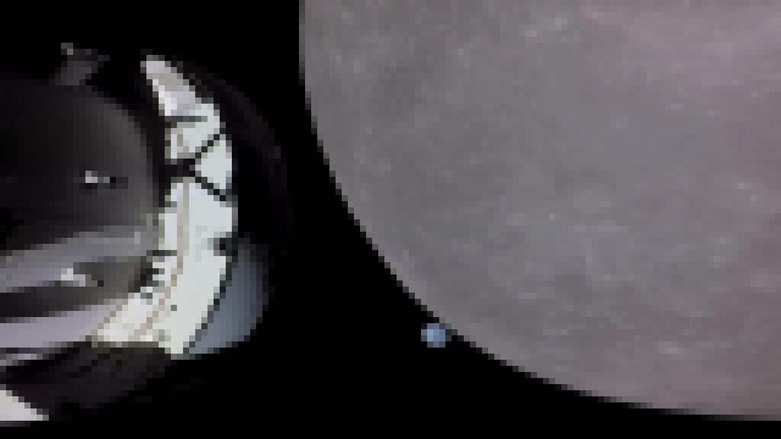 Links im Bild ist ein Teil des Raummoduls Artemis zu sehen, auf der rechten Seite nimmt ein Ausschnitt des Mondes etwa zwei Drittel der Bildfläche ein. Neben dem Mondrand erscheint die weit im Hintergrund befindliche Erde als kleine blaue Kugel..