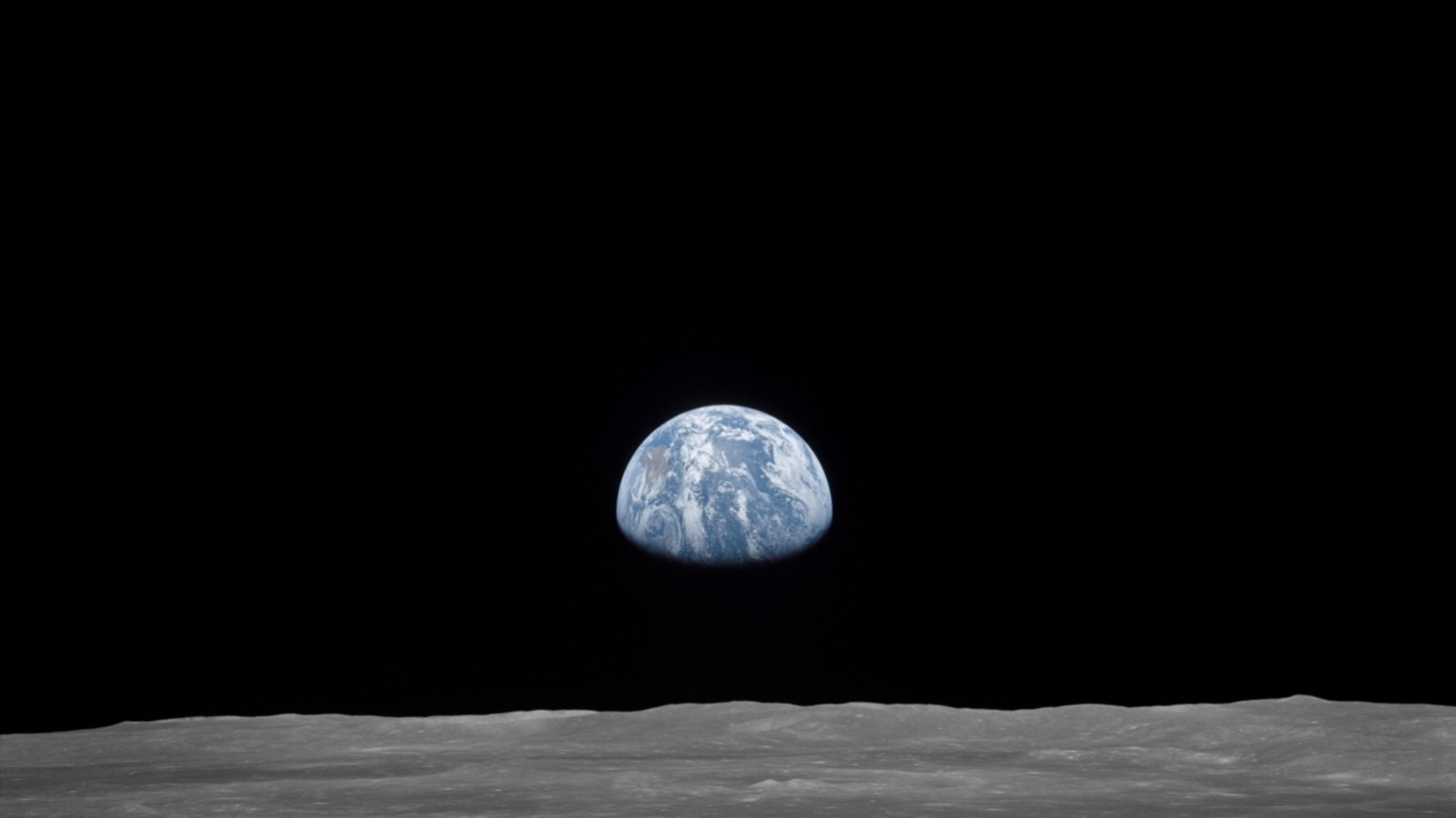 die Erde vom Weltraum aus über dem Mond [AI]