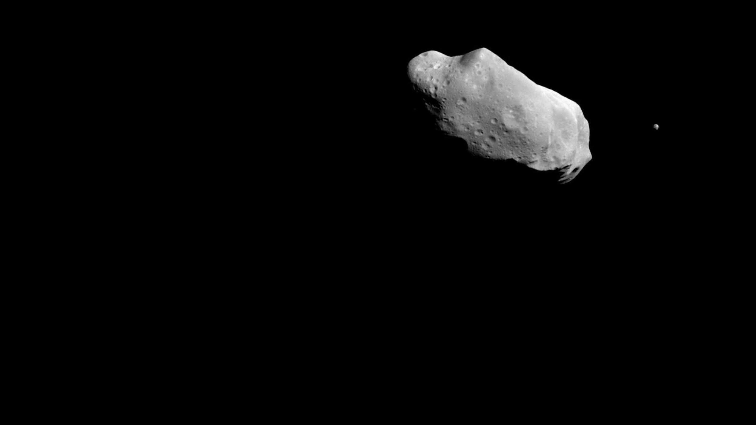 Der kartoffelförmige Asteroid Ida mit winzigem Mond Dactyl