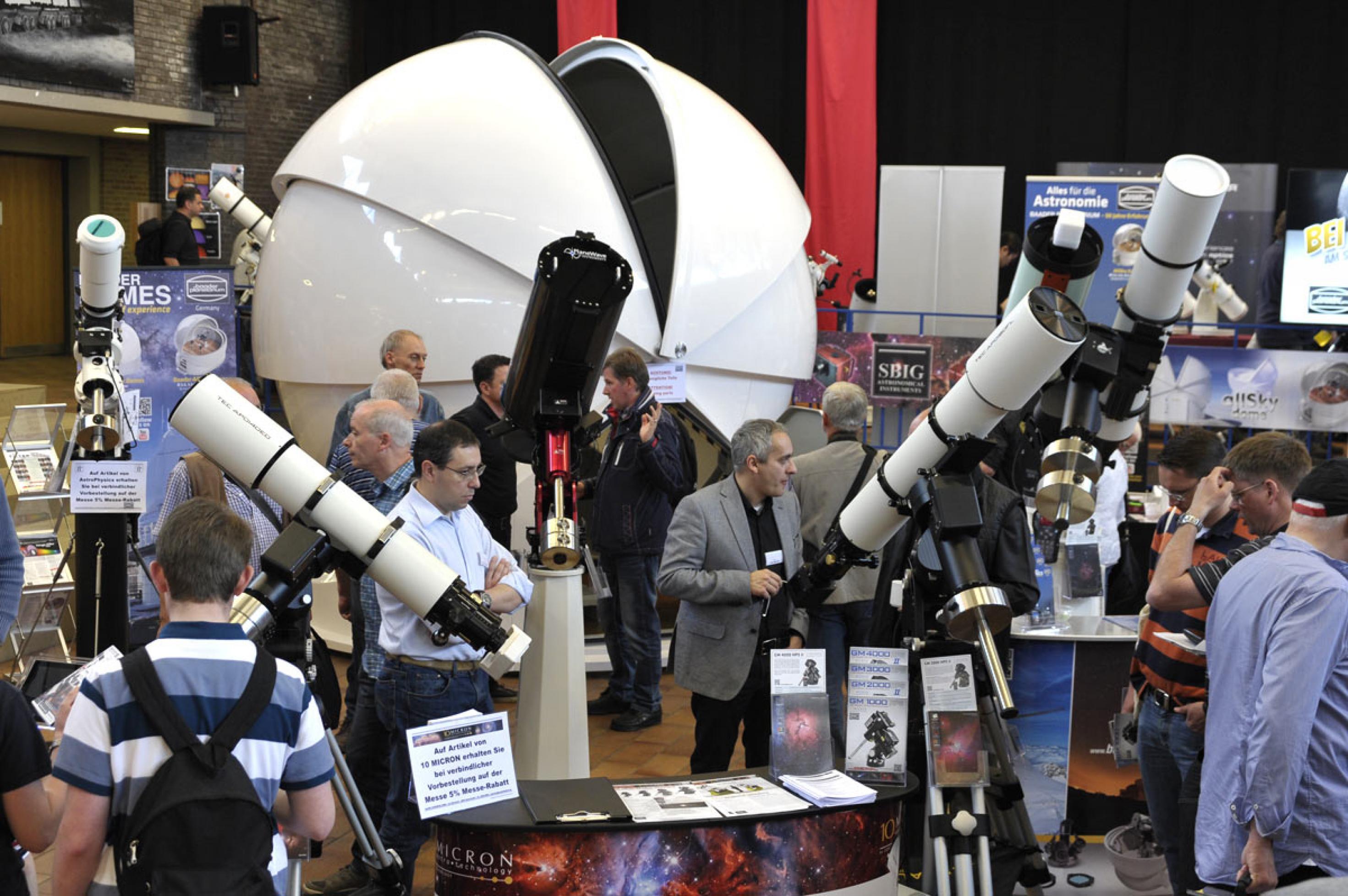 Astromessen wie der ATT in Essen oder die AME in Villingen-Schwenningen präsentieren alles, was sich der Sternfreund wünschen mag: Neben optischen Geräten auch alles erdenkliche Zubehör vom Nebelfilter bis hin zur Sternwartenkuppel.