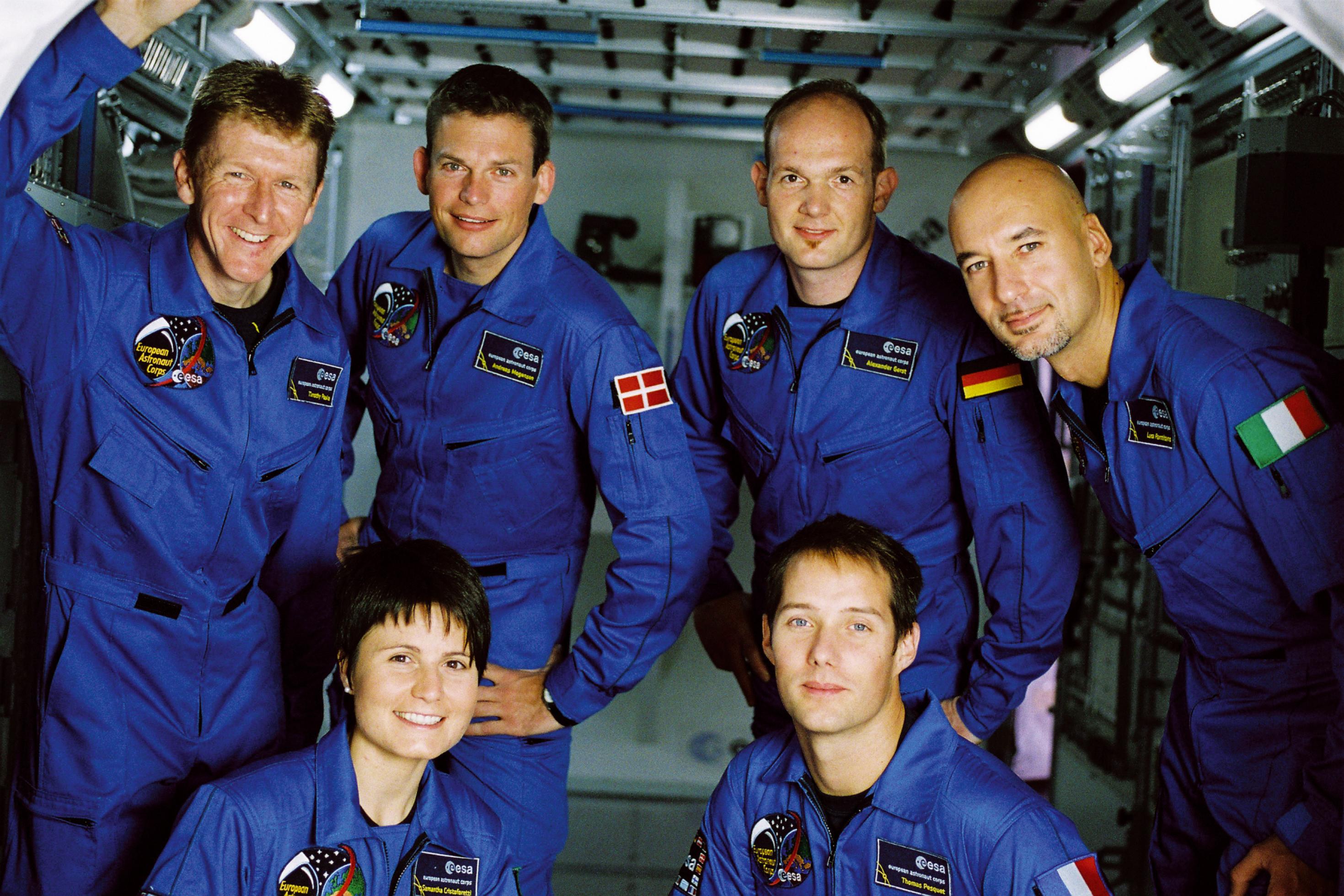 Die sechs 2009 ausgewählten neuen ESA-Astronauten posieren in einem Modell eines Moduls der Raumstation: Timothy „Tim“ Peake (GB), Andreas Mogensen (Dänemark), Alexander Gerst (Deutschland), Luca Parmitano (Italien), Samantha Cristoforetti (Italien), Thomas Pesquet (Frankreich)