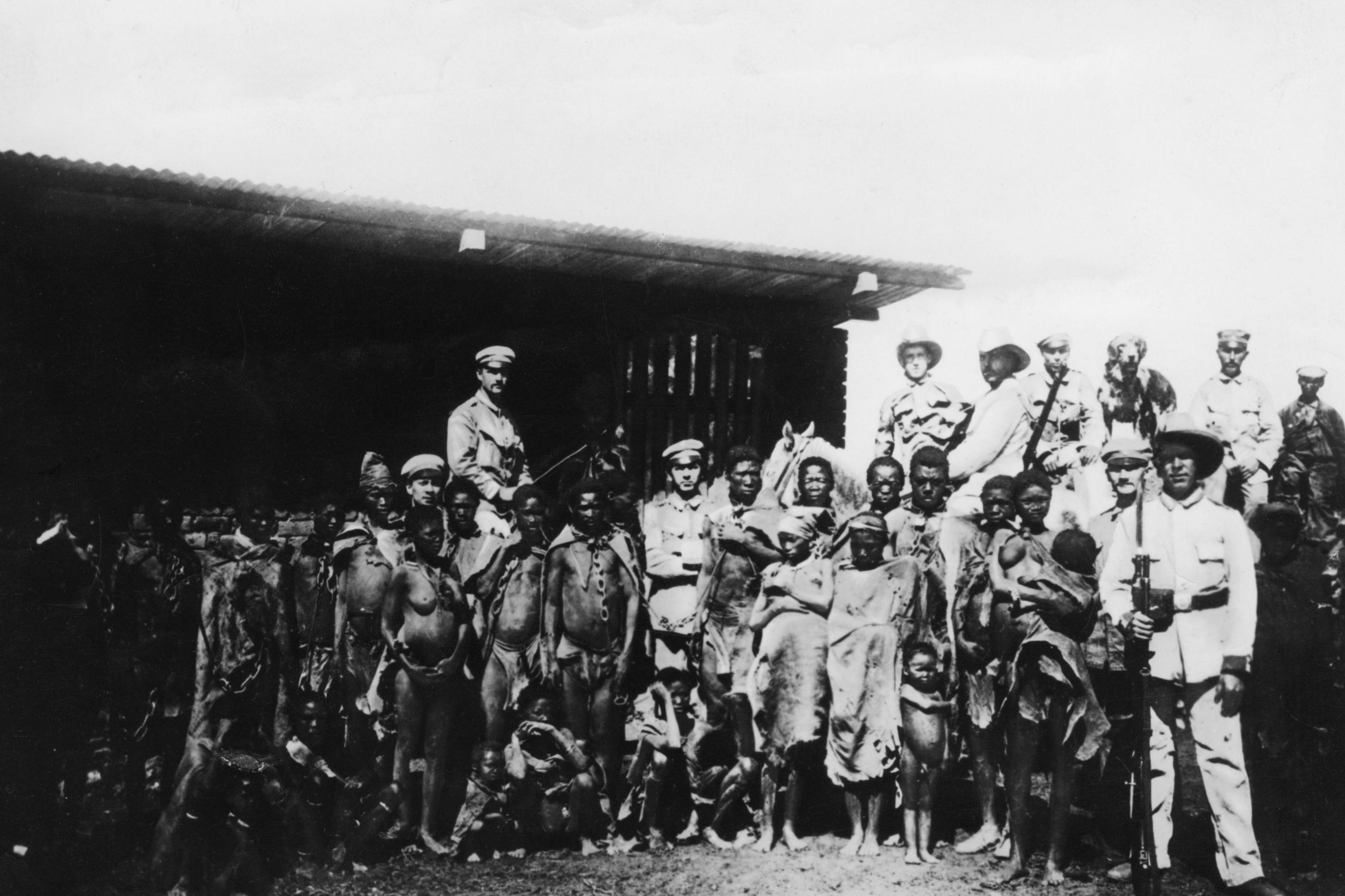 Im Jahr 1904 rebellierten Herero und Nama gegen die deutschen Kolonialherren im heutigen Namibia. Das Foto zeigt gefangene Aufständische.