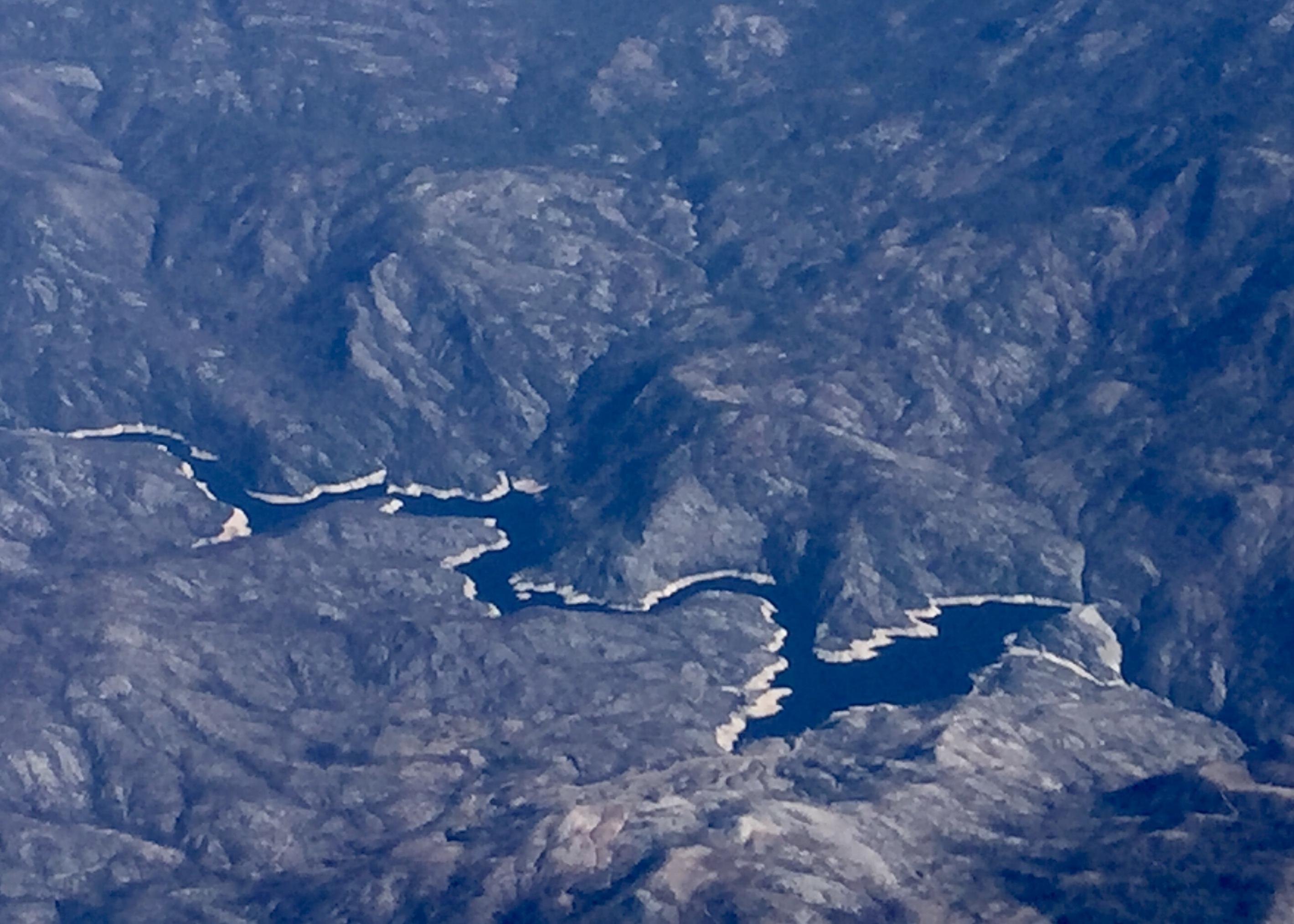 Luftbild von einem See in Kalifornien mit breitem hellen Rand am Ufer rundherum. Der zeigt den normalen Wasserstand an und damit, wie wenig es in den letzten Jahren geregnet hat.