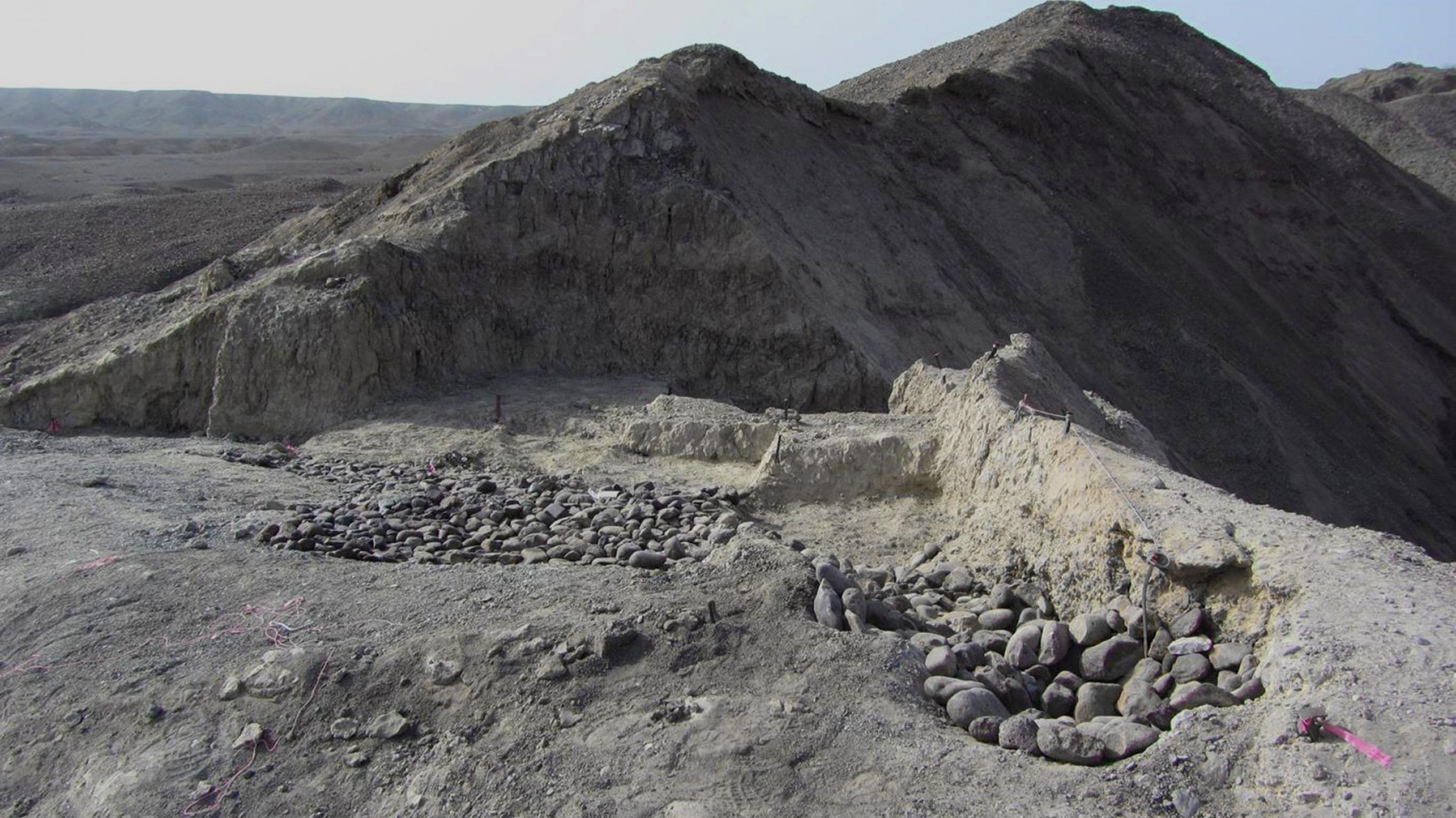In einer trostlos wirkenden, trockenen Wüstenlandschaft liegen die Sedimente der äthiopischen Ausgrabungsstätte Bokol Dora. Frühmenschen hatten dort vor rund 2,6 Millionen Jahren planmäßig Steingeräte hergestellt, die jetzt entdeckt wurden.