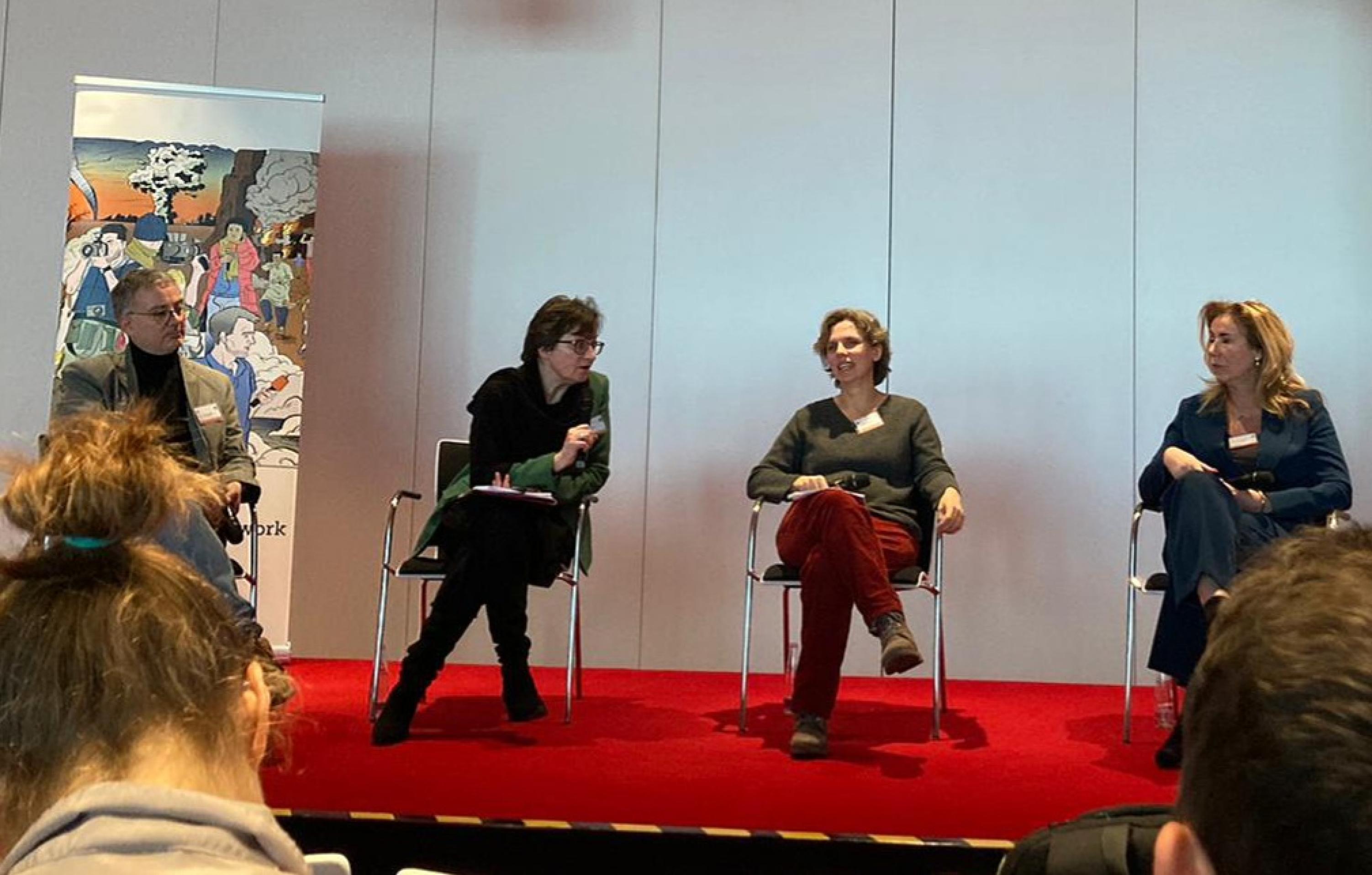 Auf dem Podium im Gebäude der Süddeutschen Zeitung diskutieren (von links): Crowdnewsroom-Direktor und Weltreporter Marc Engelhardt, Deutschlandfunk-Chefredakteurin Birgit Wentzien, Weltreporter-Geschäftsführerin Christina Schott und Susanne Glass, stv. Auslandsressortleiterin des Bayerischen Rundfunks.