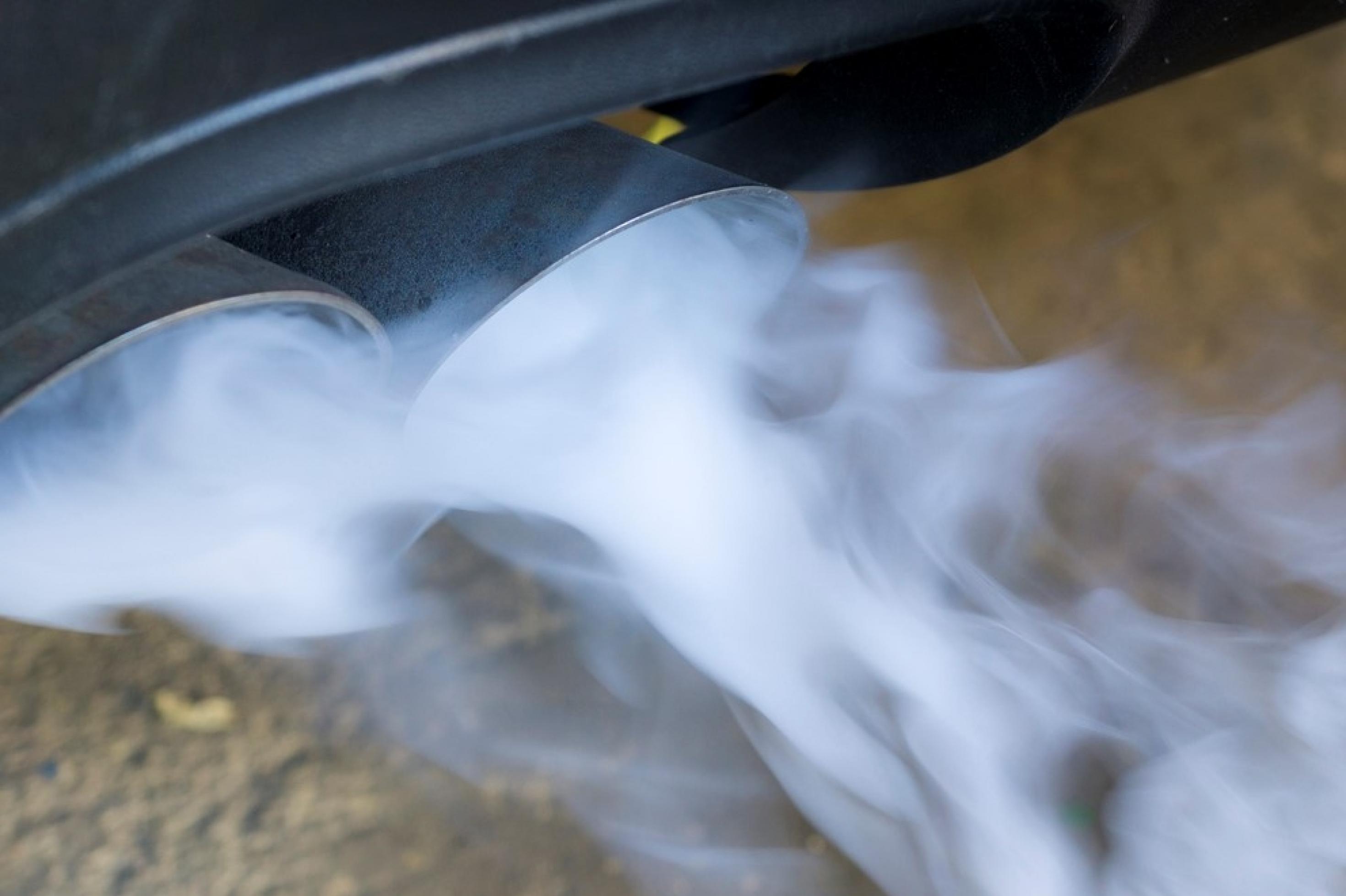 Abgase wie Stickoxide oder Feinstaub werden durch den Auspuff eines Autos ausgestoßen. Symbolbild.