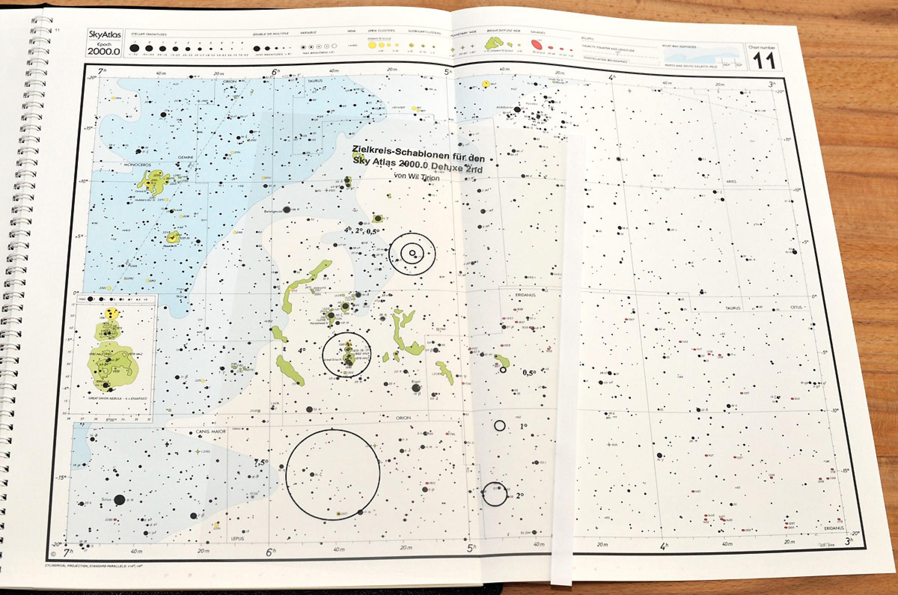 Das Bild zeigt einen Ausschnitt derselben Himmelsregion im mittelmaßstäbigen Sky Atlas 2000.0 Deluxe.