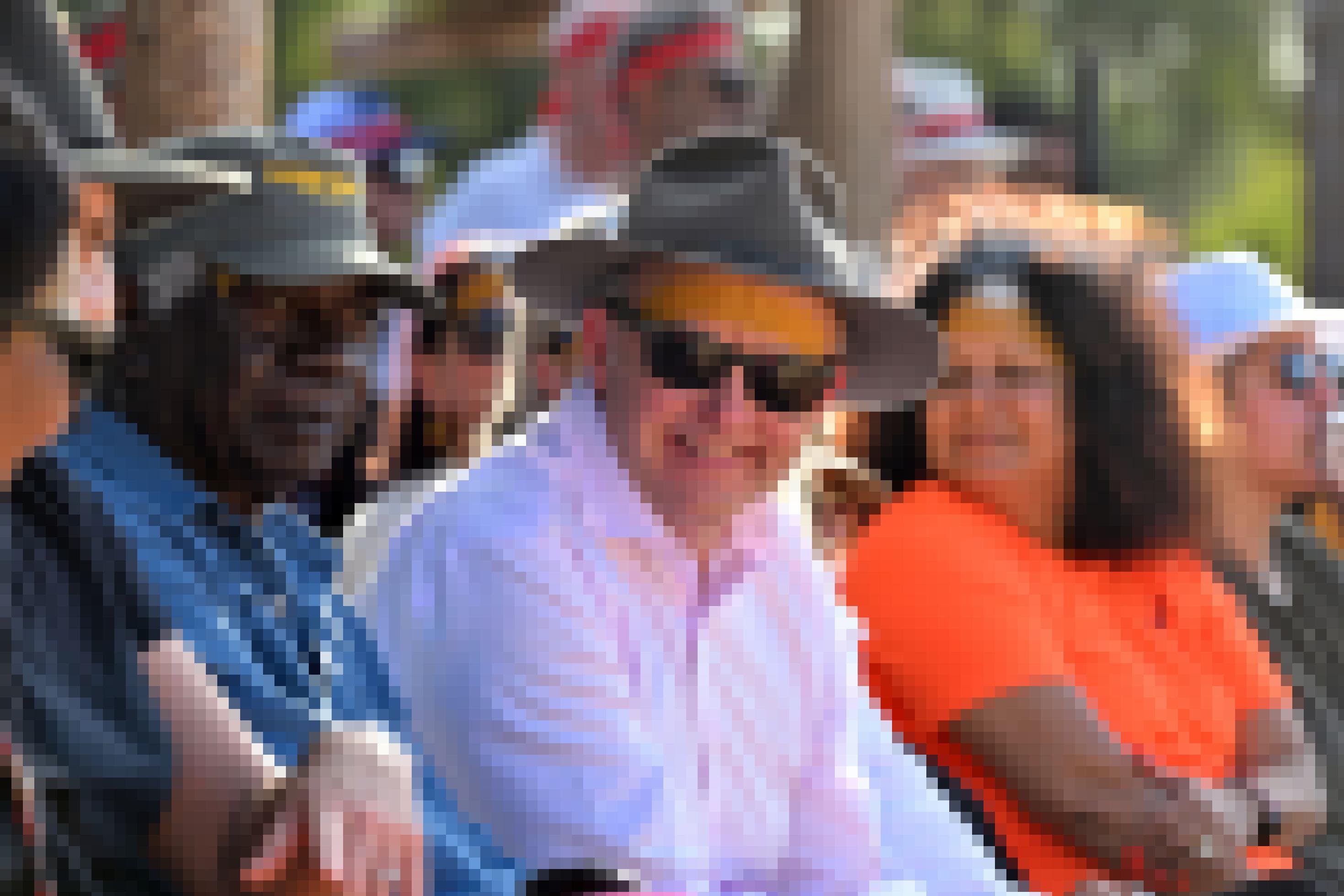 In einer Reihe von Zuschauern sitzt Australiens Premierminister Anthony Albanese beim traditionellen Garma Festival in Arnhem Land im Nordterritorium im August 2023 im Publikum.