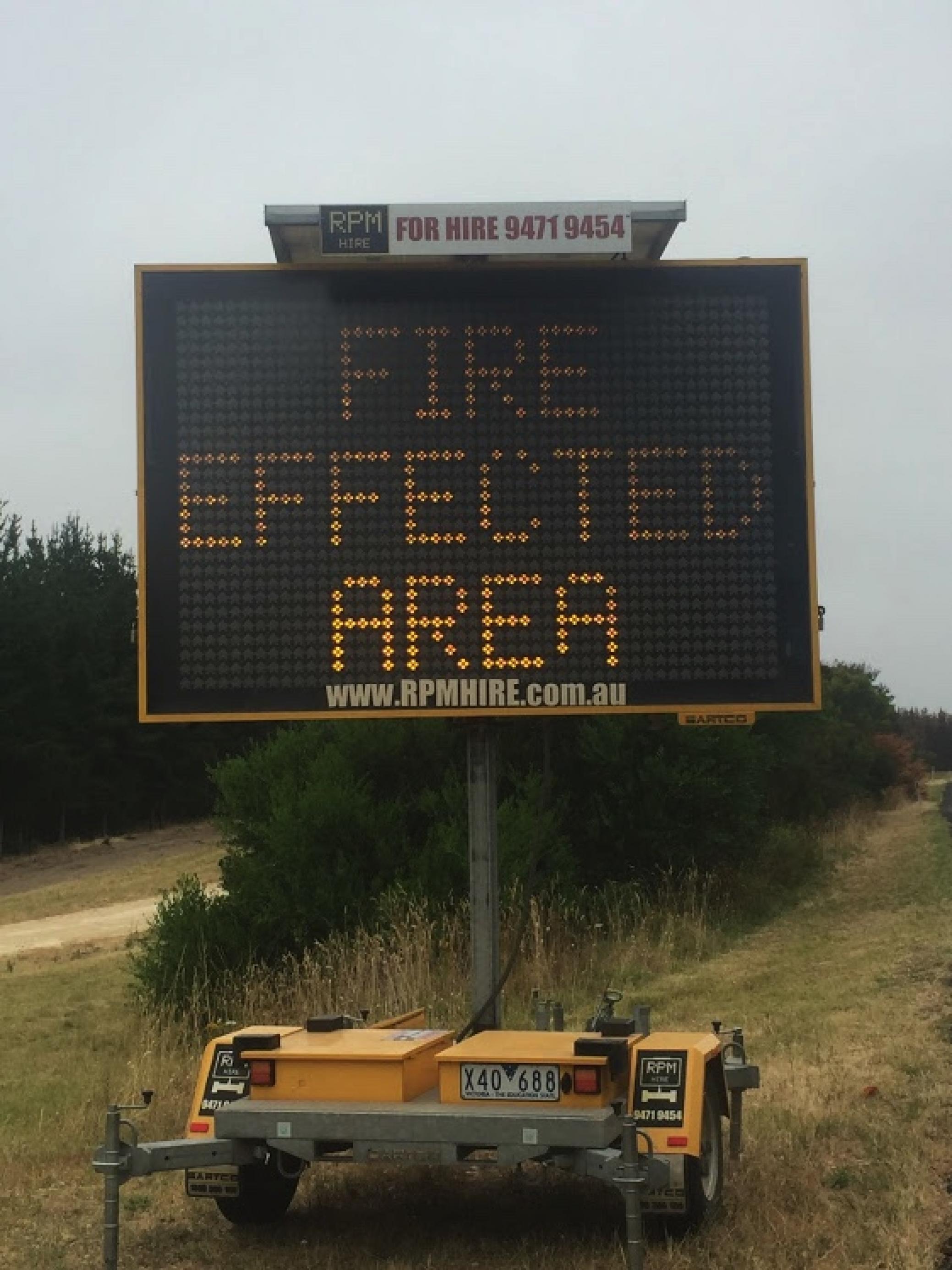Ein Warnschild macht an der Ostküste Australiens auf Brände in der Umgebung aufmerksam.