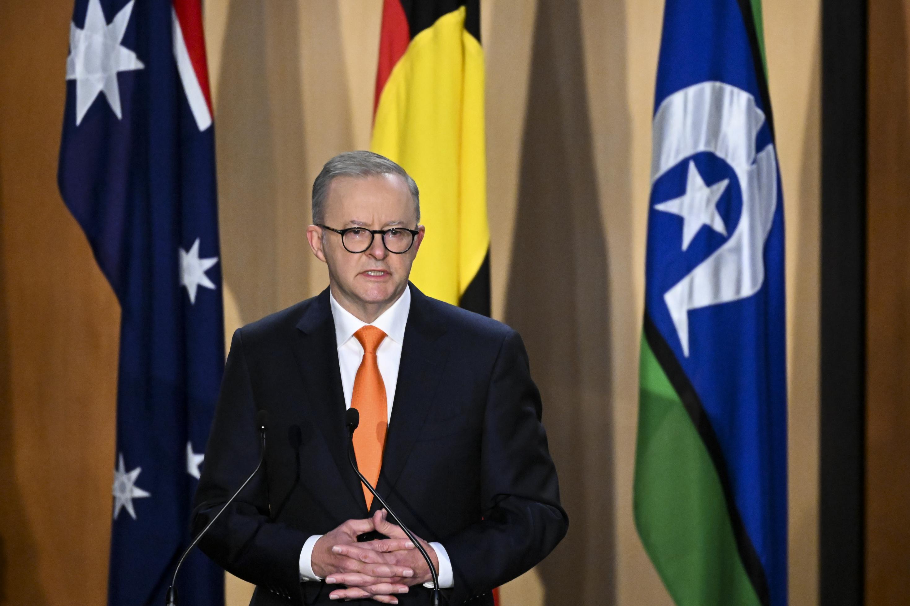 Anthony Albanese, Autraliens neuer Premierminister spricht bei der Eröffnung des Parlamentssaison im Juli in Canberra. Im Hintergrund die australische Flagge, die Flagge der Aboriginal Australians und die der Torres Strait Insulaner.