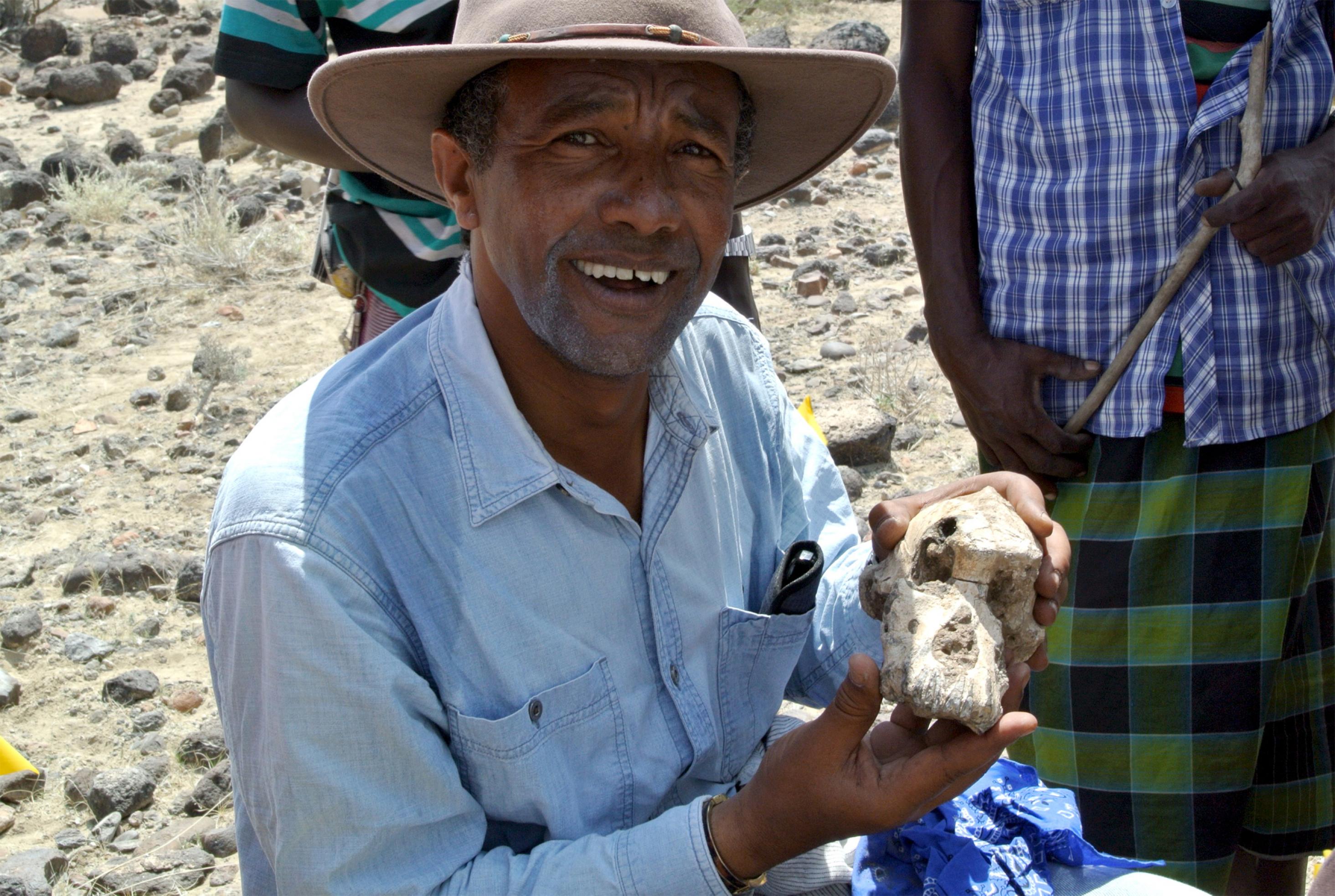Zu sehen ist der Paläoanthropologe Yohannes Haile-Selassie, der den neu entdeckten Schädel an der Grabungsstelle Miro Dora in den Händen hält. Wie wichtig das Fossil für die menschliche Evolution ist, wird Haile-Selassie schon bald darauf klar.