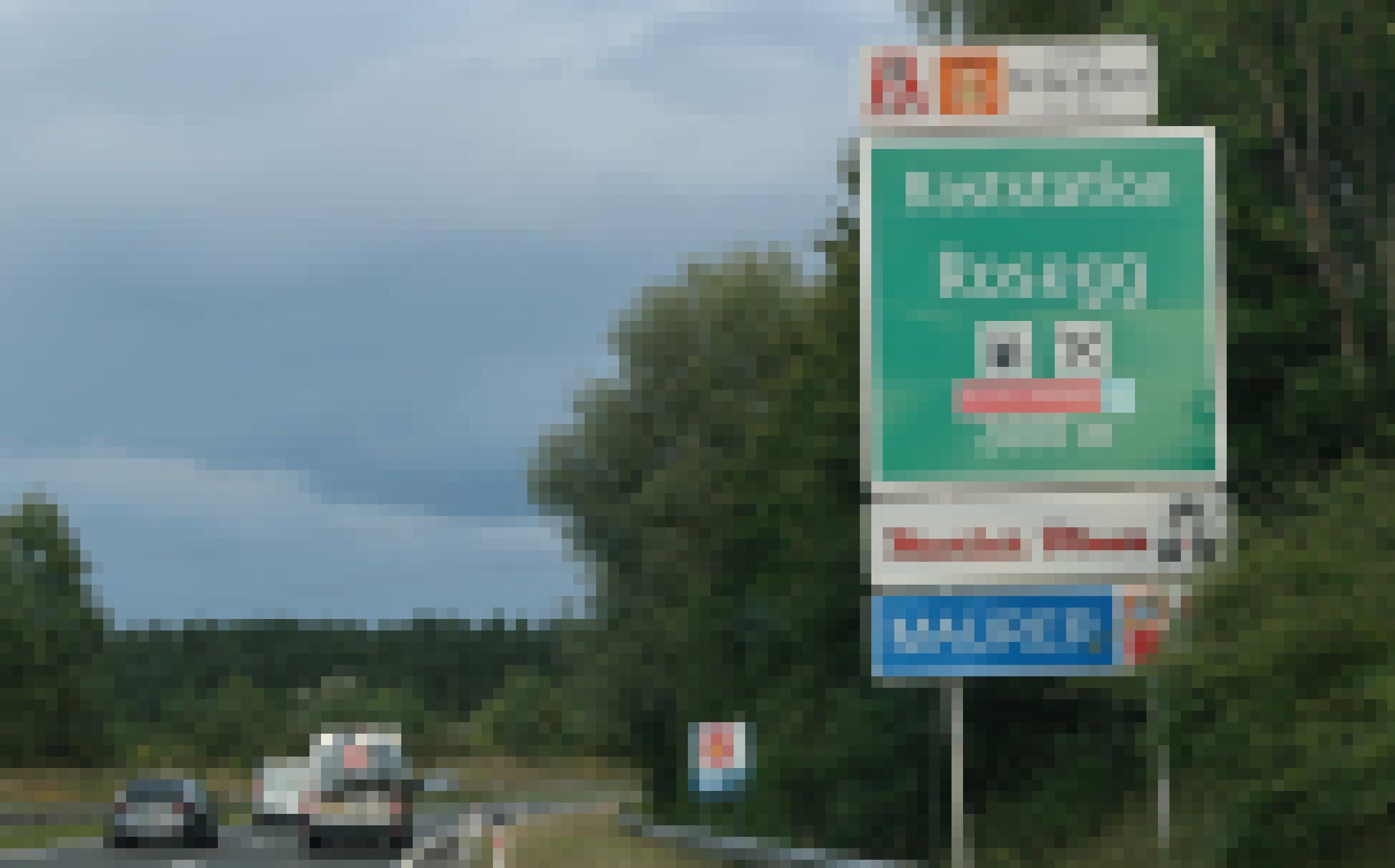 Schild an der Autobahn, das auf Raststätte hinweist